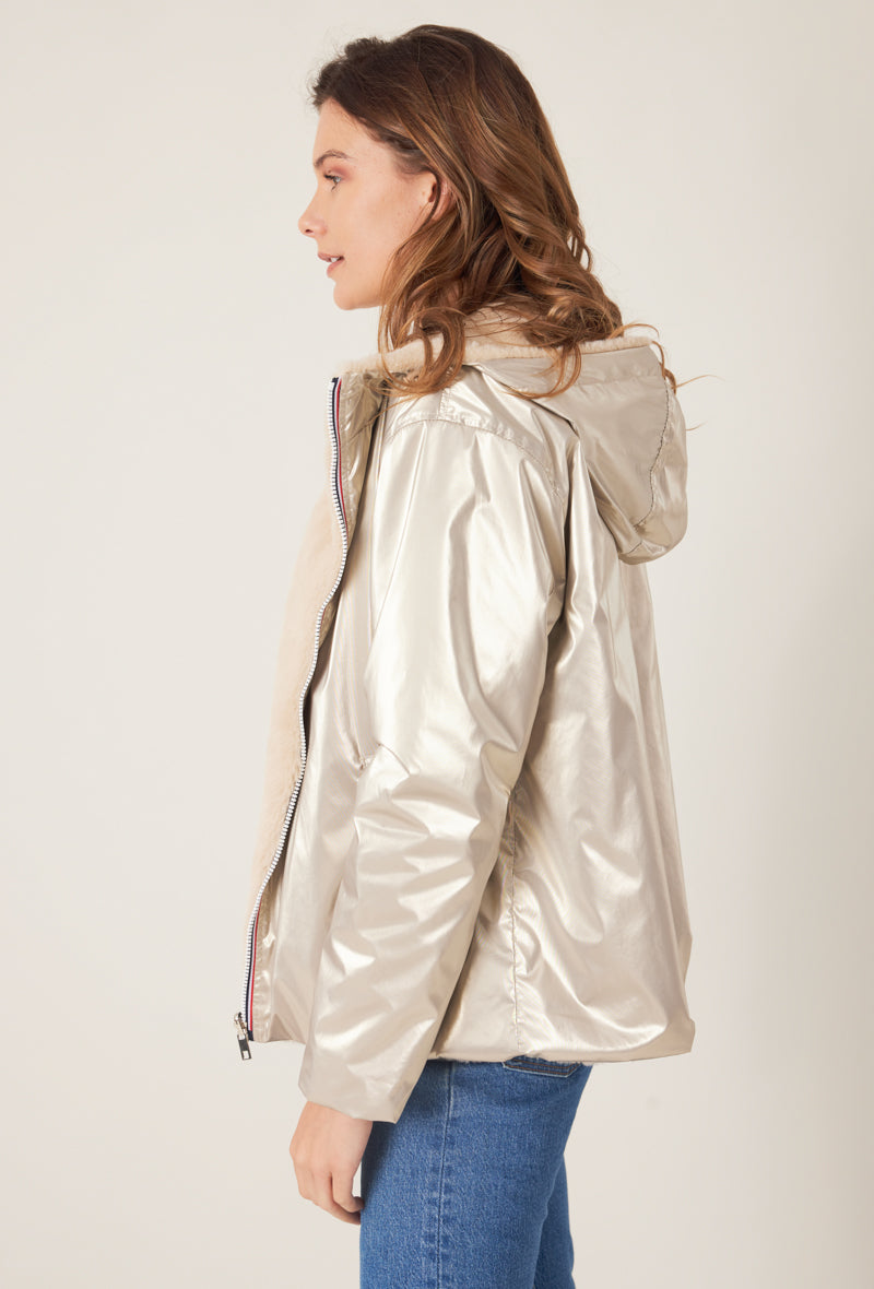 Parka ANGELE Escandelle – profil gauche – parka courte imperméable réversible, intérieur fausse fourrure noire douce.
#couleur_or