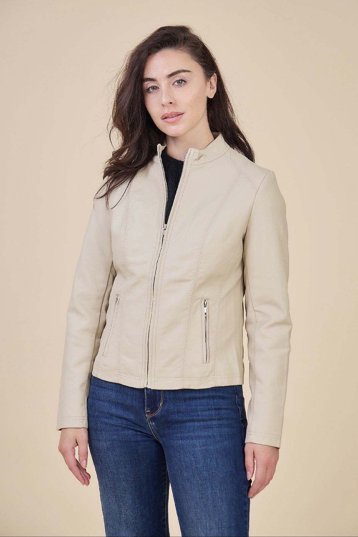 MELOÉ veste courte similicuir col montant zippée beige femme - Escandelle Paris (portrait zip fermé)
#couleur_beige