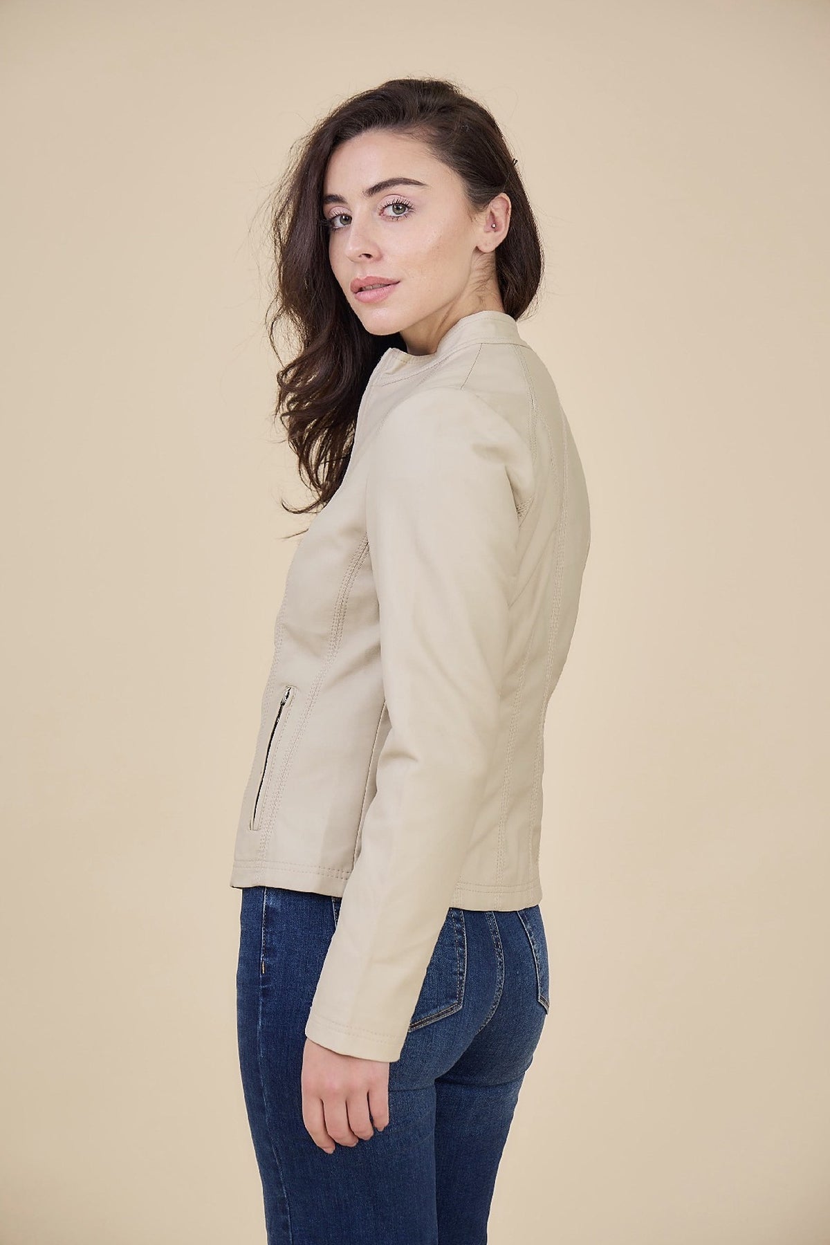 MELOÉ veste courte similicuir col montant zippée beige femme - Escandelle Paris (profil gauche)
#couleur_beige