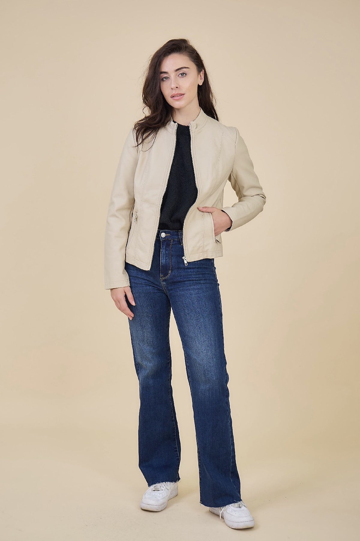 MELOÉ veste courte similicuir col montant zippée beige femme - Escandelle Paris (silhouette entière)
#couleur_beige