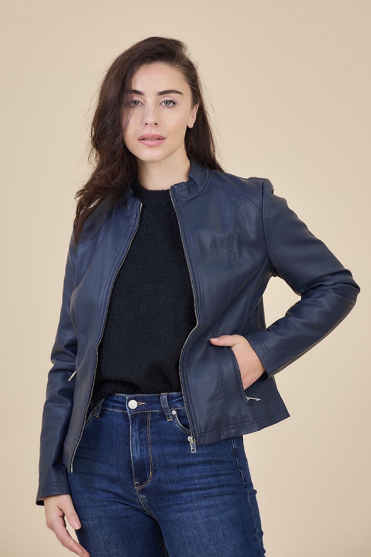 MELOÉ veste courte similicuir col montant zippée marine femme - Escandelle Paris (portrait zip ouvert)
#couleur_marine