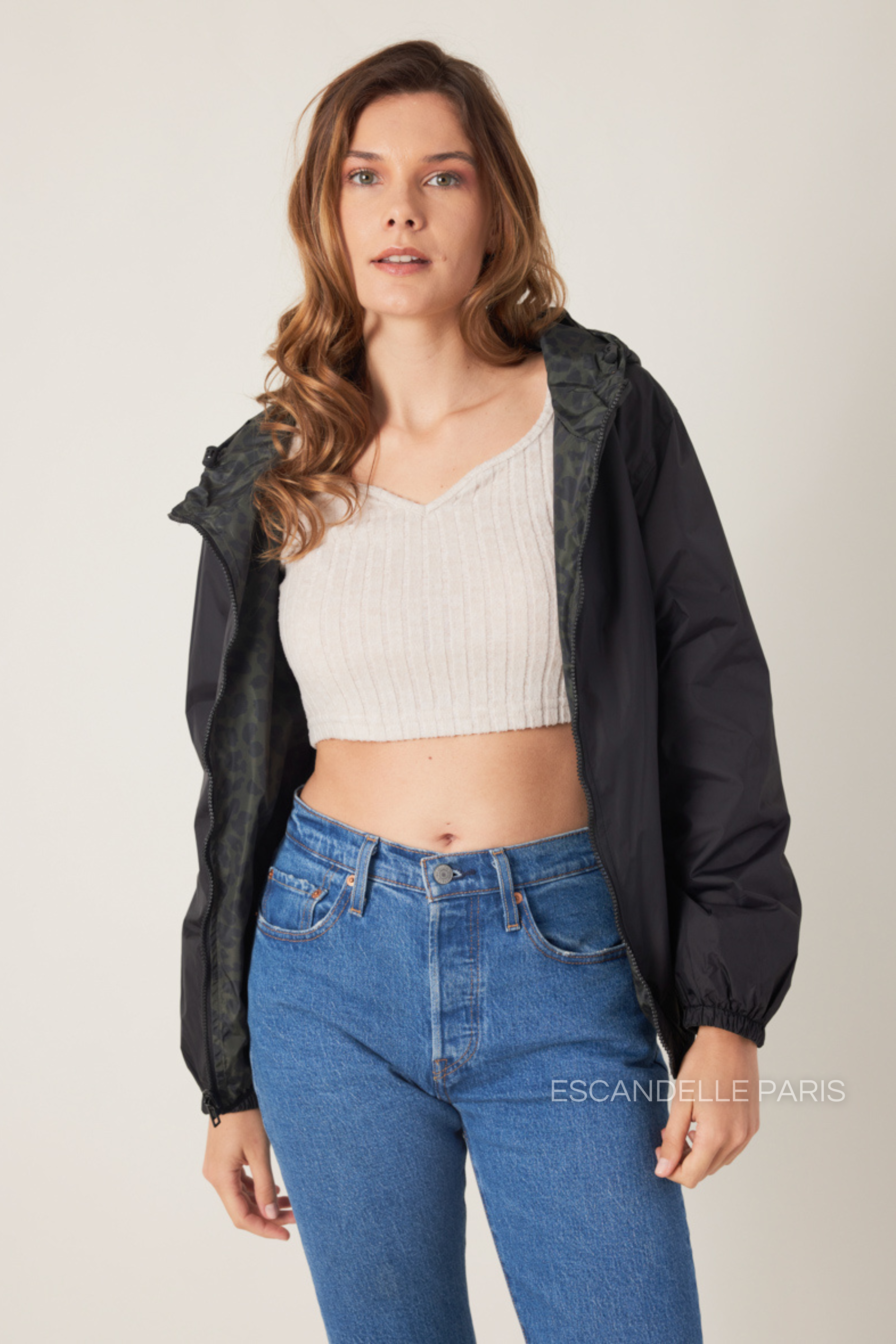 Femme portant la parka réversible kaki/Noir LILOU à motifs léopard Escandelle Paris - vue de face - capuche, poches et coupe droite
#couleur_kaki