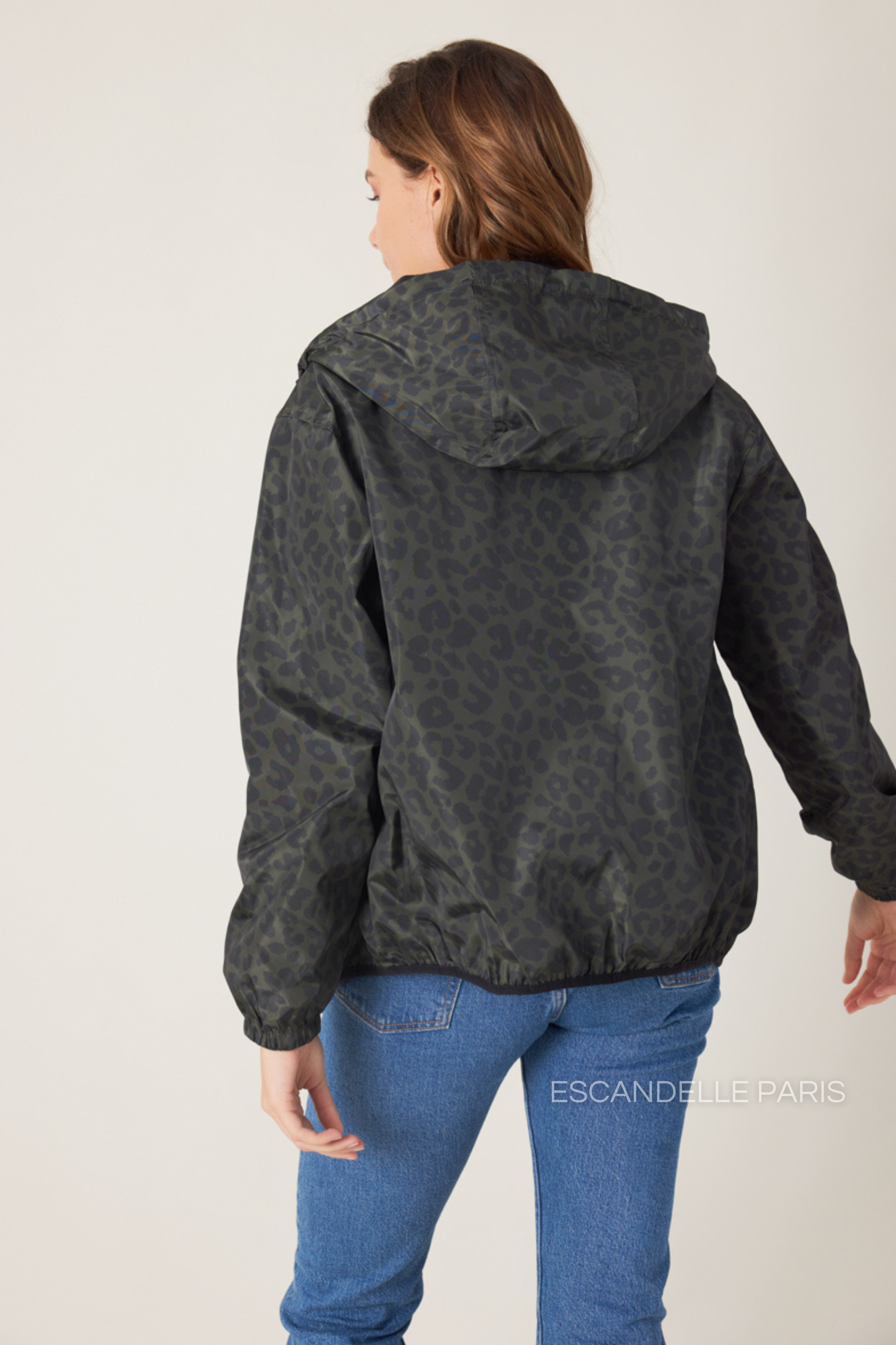 Femme portant la parka réversible kaki/Noir LILOU à motifs léopard Escandelle Paris - vue de dos - capuche, poches et coupe droite
#couleur_kaki