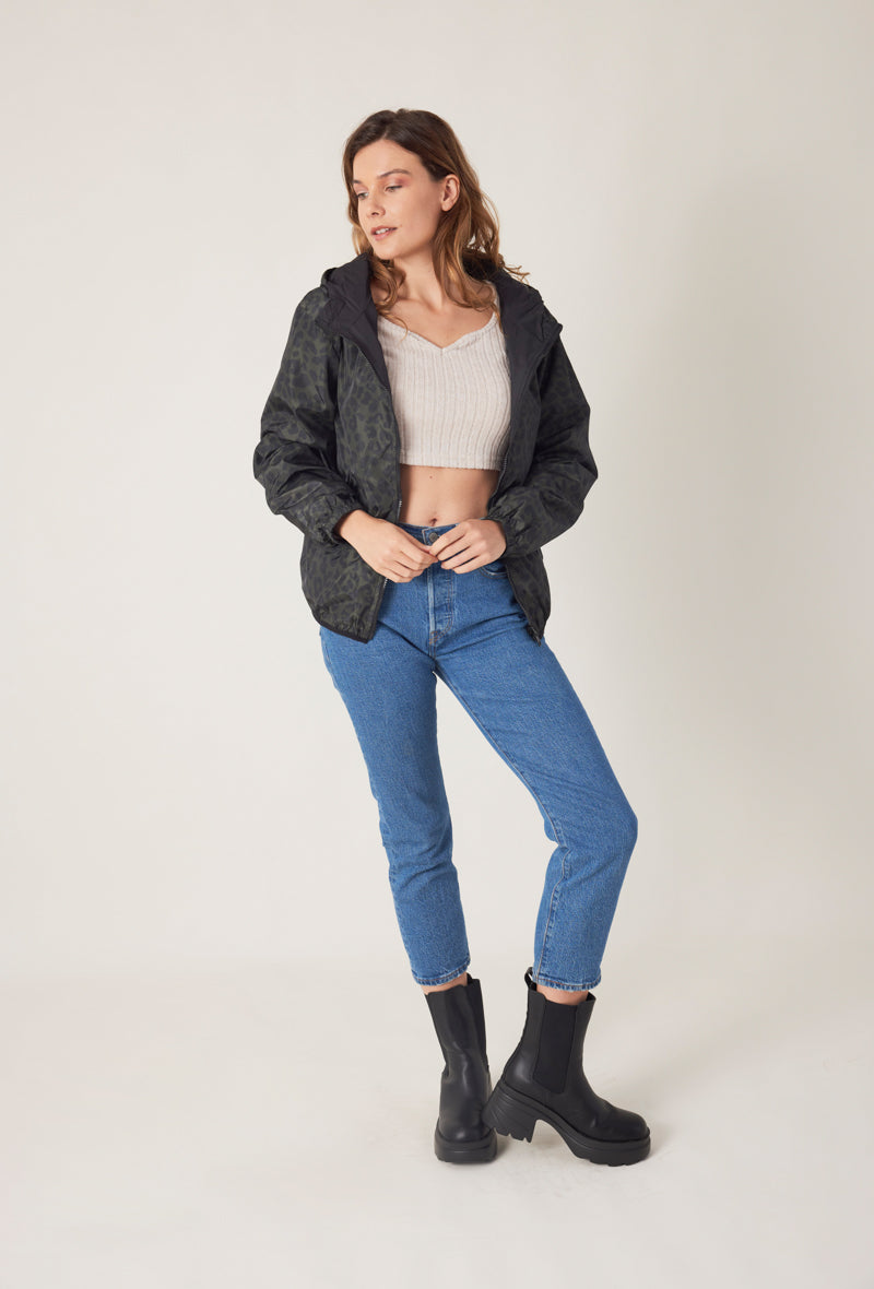 Femme portant la parka réversible kaki/Noir LILOU à motifs léopard Escandelle Paris - vue de face - capuche, poches et coupe droite
#couleur_kaki