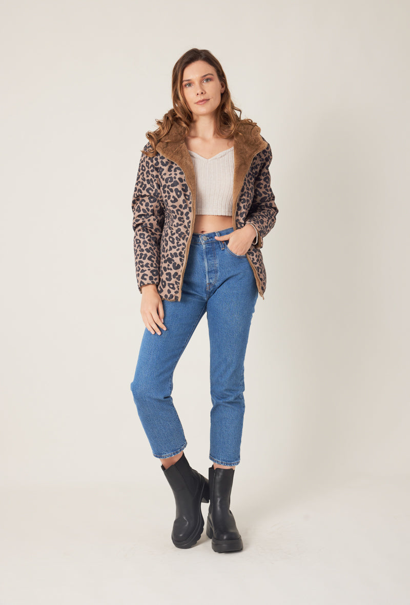 Femme portant la parka fourrée réversible taupe DIANE Escandelle Paris à motifs léopard et capuche – look chic et confortable d’hiver
#couleur_taupe