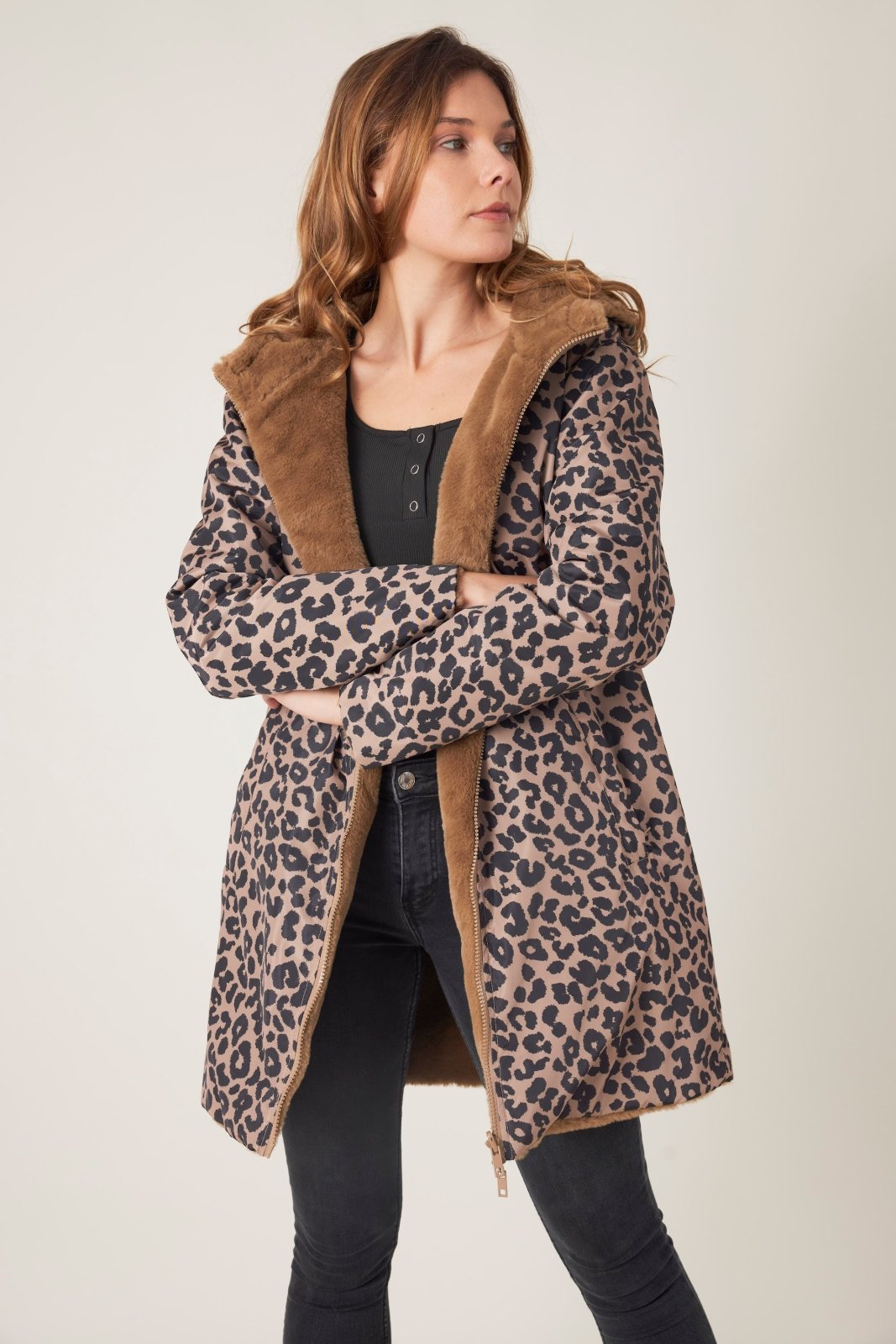 SAVANNAH - Parka Taupe - Escandelle  (Vue de face - portrait -  parka imperméable réversible côté motif léopard) 
#couleur_taupe