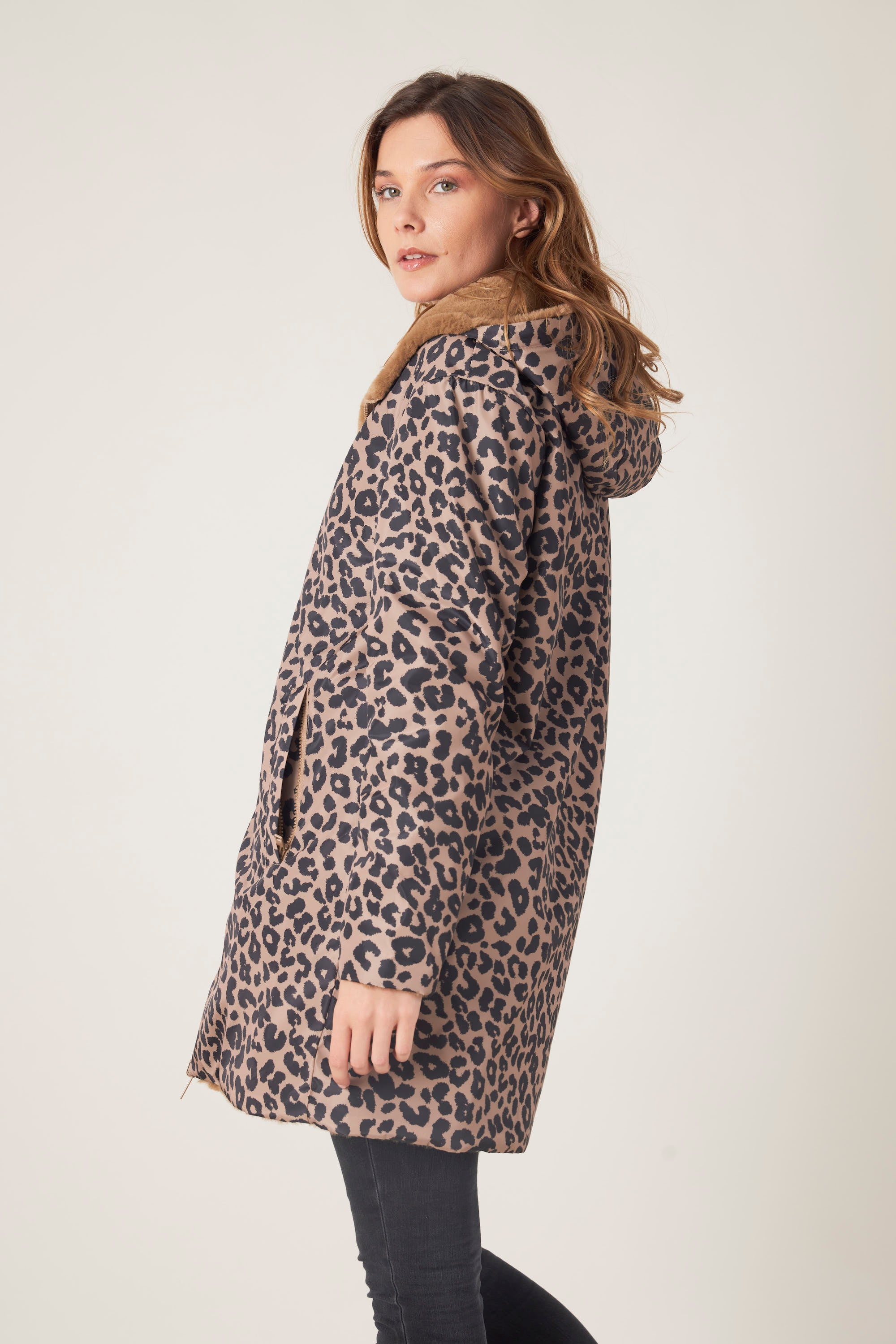 Parka SAVANNAH Escandelle – profil gauche – parka réversible motif léopard et intérieur fourré taupe doux.
#couleur_taupe