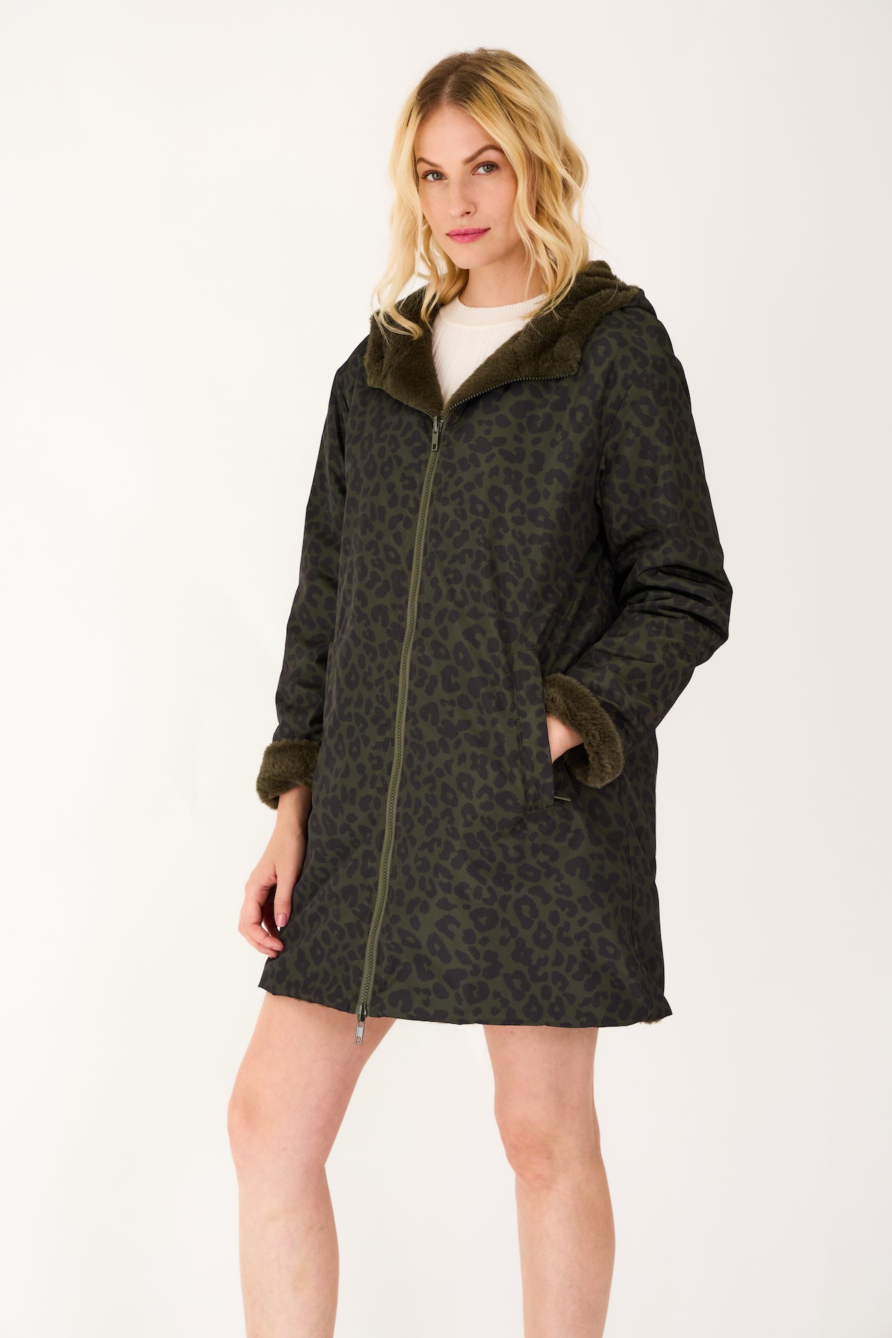 Parka SAVANNAH Escandelle – manteau femme réversible léopard kaki, doublé de fausse fourrure chaude.
#couleur_kaki