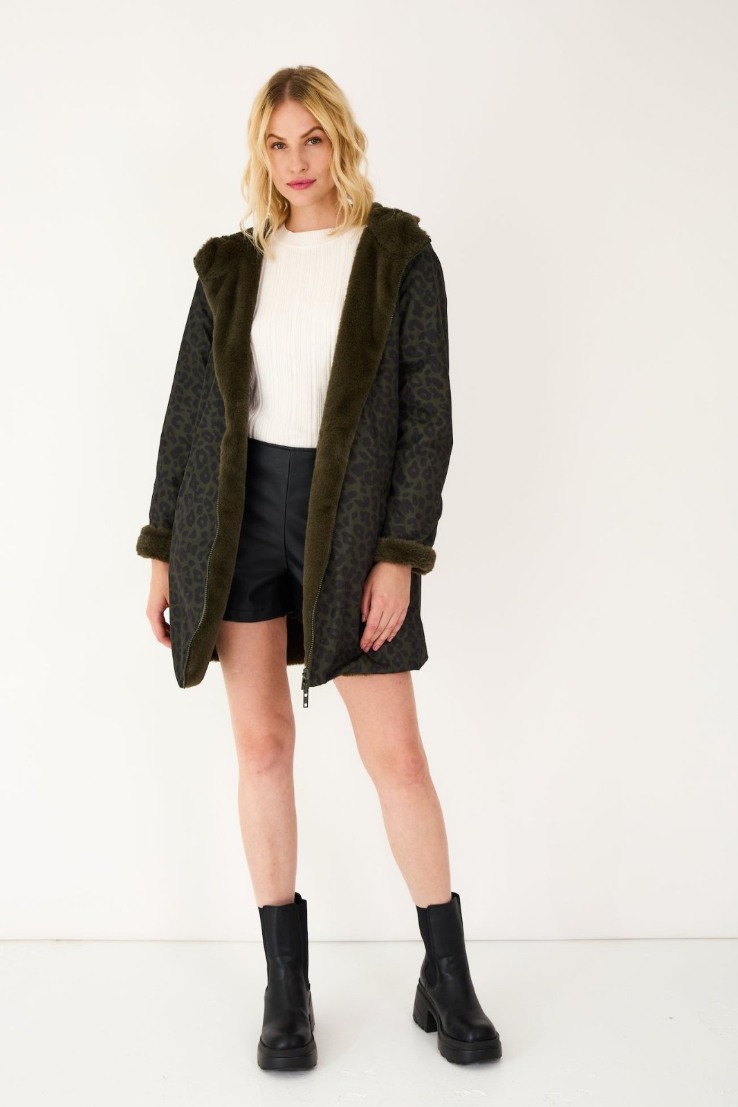 SAVANNAH - Parka Kaki - Escandelle (Vue de face - portrait -  parka imperméable réversible côté motif léopard) 
#couleur_kaki