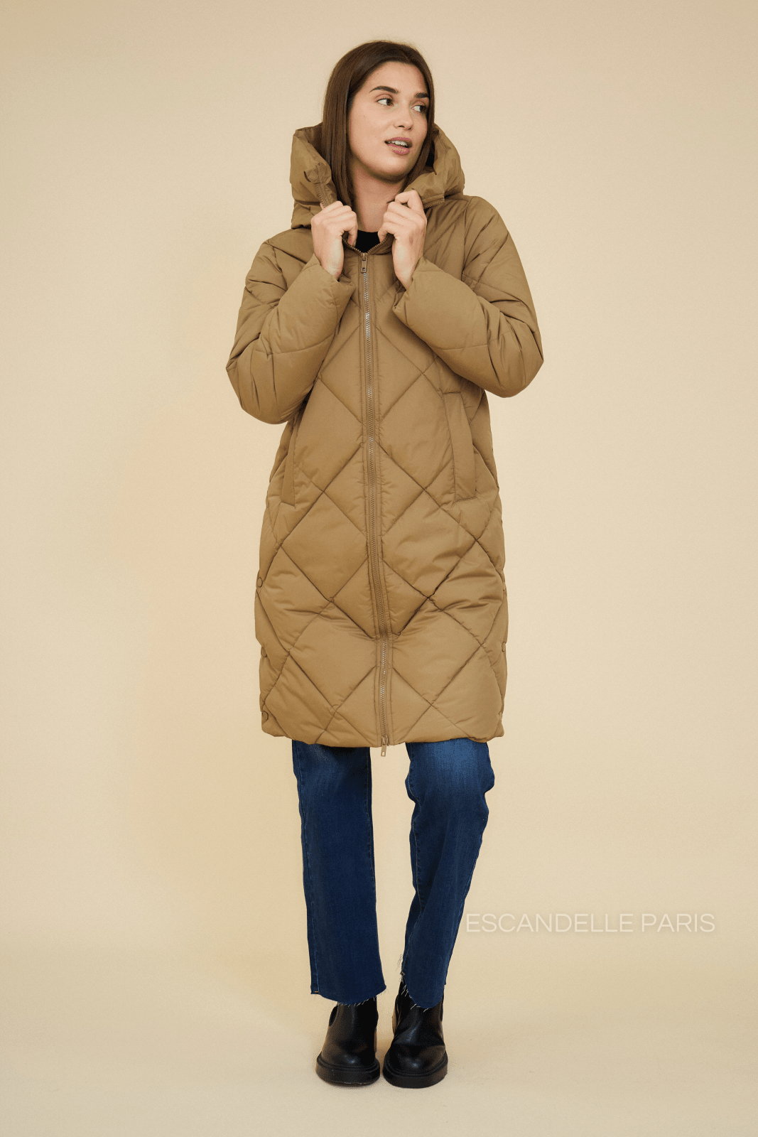 CAMERON doudoune longue matelassée taupe femme - Escandelle Paris (silhouette zip fermé)
#couleur_taupe