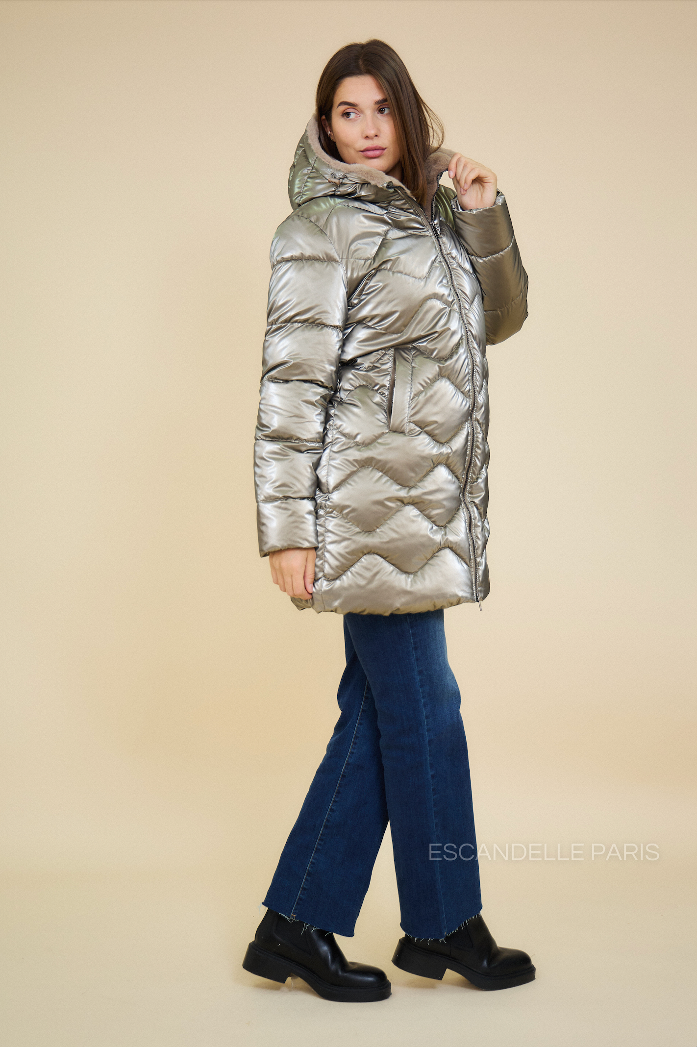 Doudoune Escandelle BILLIE – profil droit – manteau brillant bronze, silhouette féminine et confort optimal.
#couleur_bronze