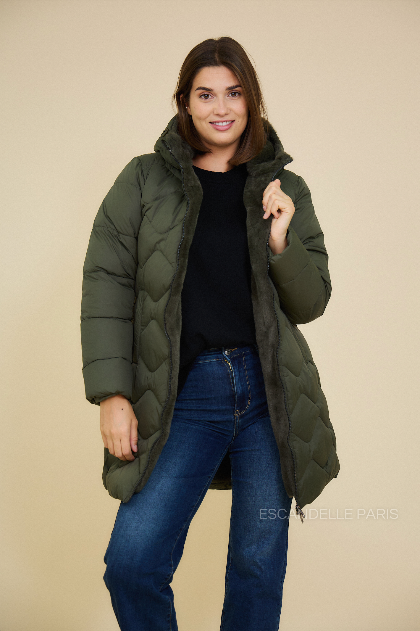 Doudoune BILLIE Escandelle – manteau long femme kaki brillant, coupe droite et doublure chaude en fausse fourrure kaki.
#couleur_kaki