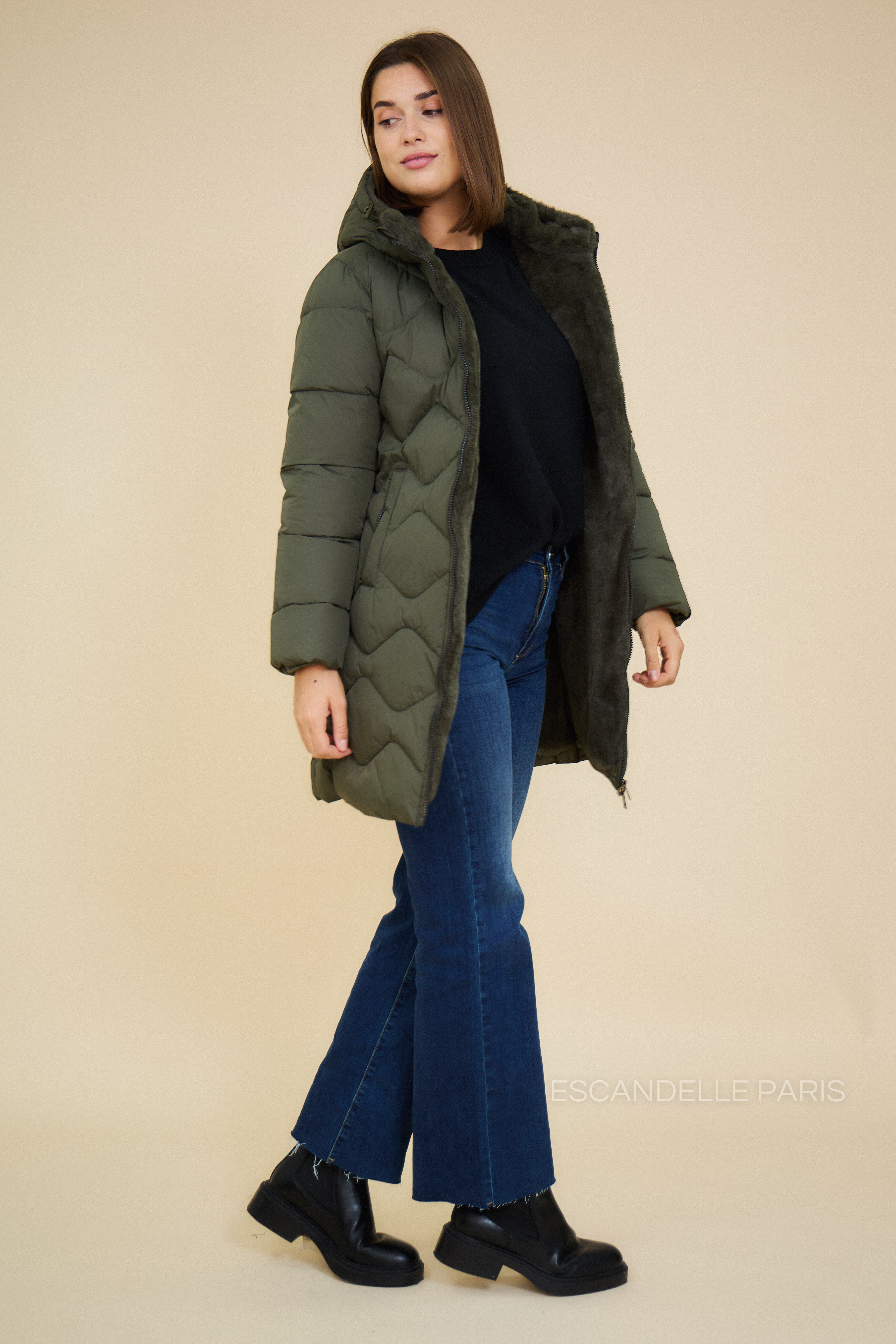 Doudoune Escandelle BILLIE – profil droit – manteau brillant kaki, silhouette féminine et confort optimal.
#couleur_kaki
