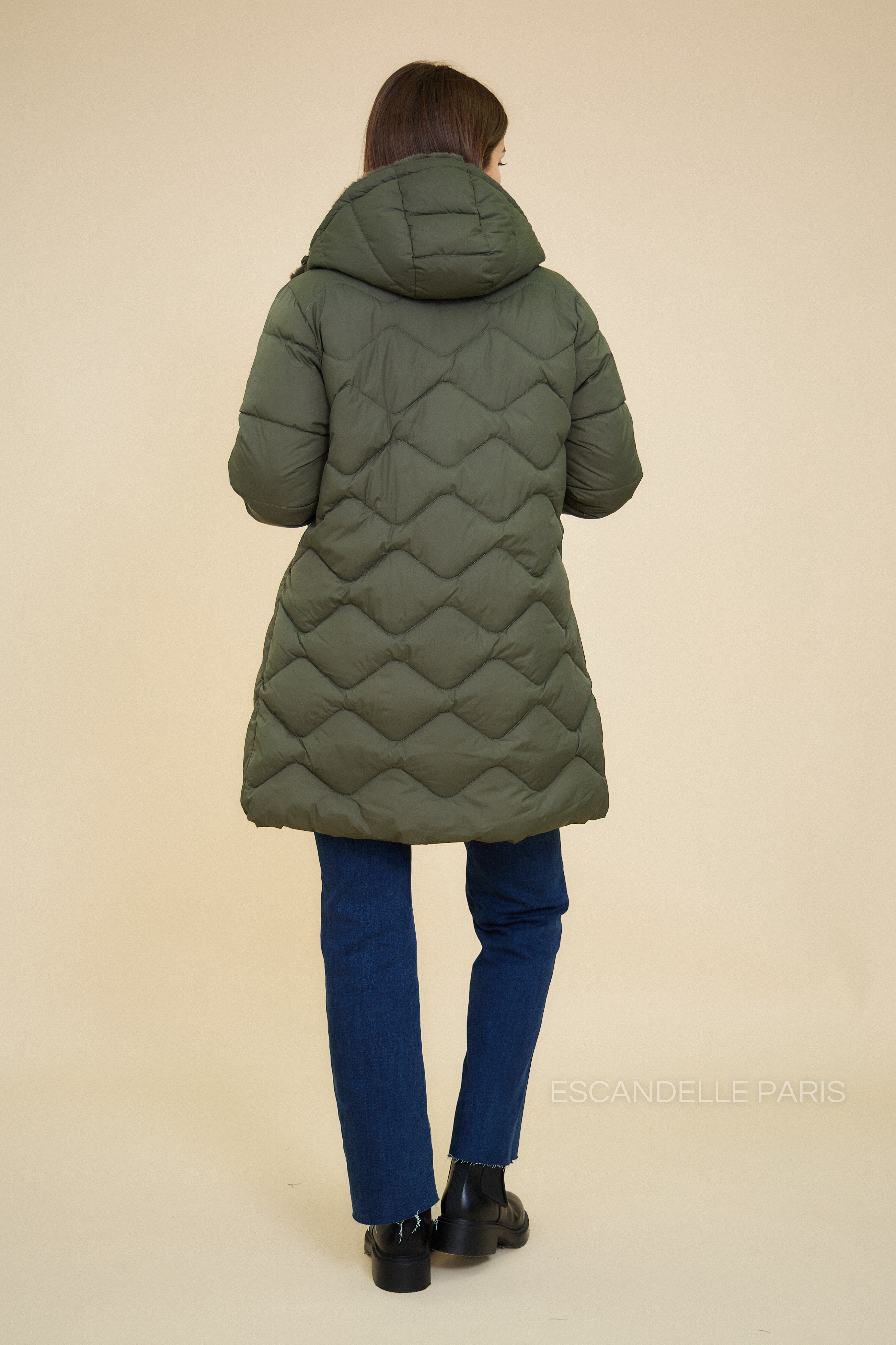 Doudoune BILLIE Escandelle – vue de dos – couleur kaki, coupe mi-longue et finitions modernes.
#couleur_kaki