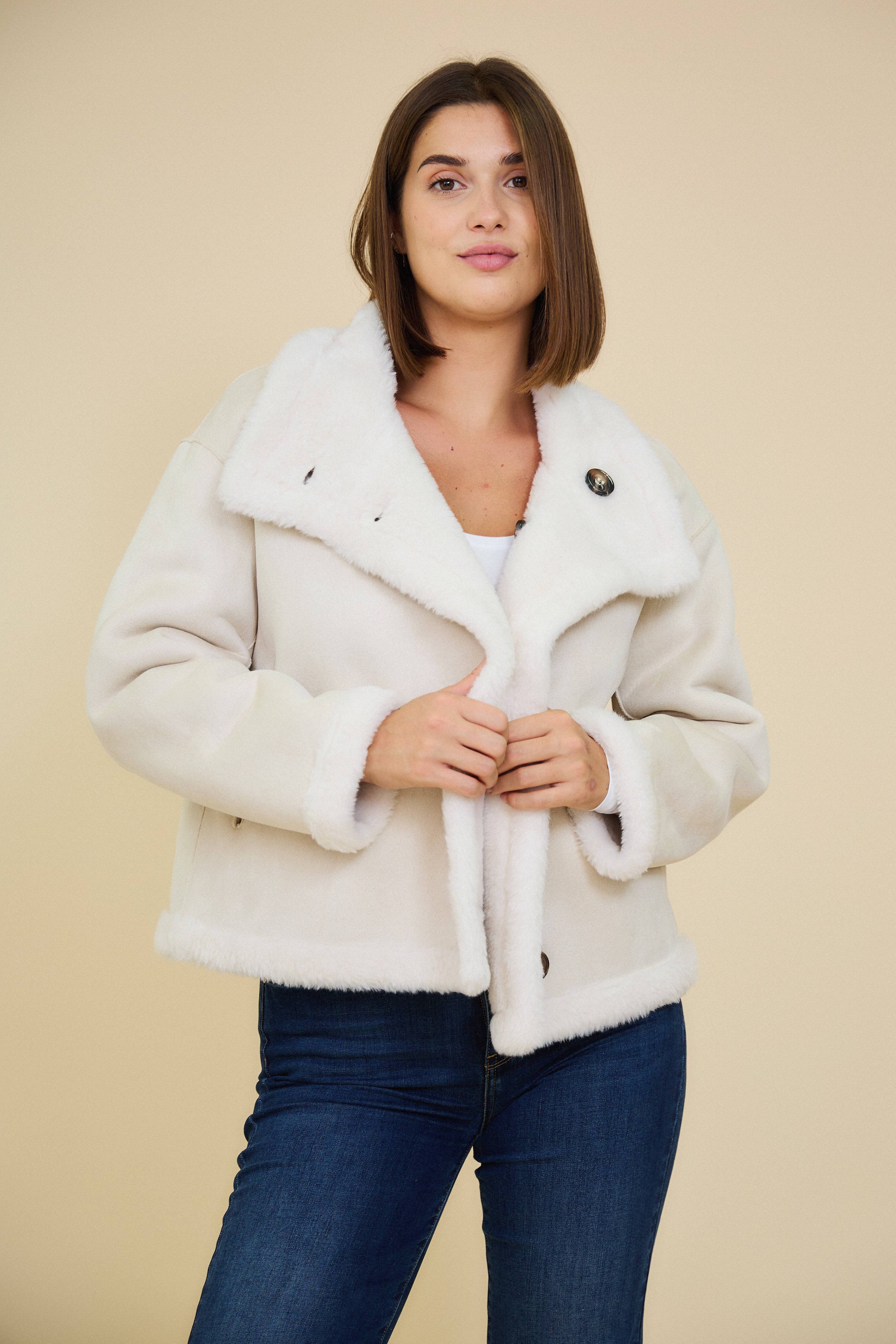 Manteau court réversible fausse fourrure face beige 