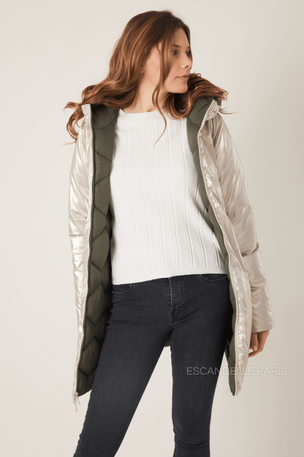 ROMANE - Doudoune Kaki - Escandelle  (Vue de face - portrait - doudoune imperméable réversible côté dorée)
#couleur_kaki