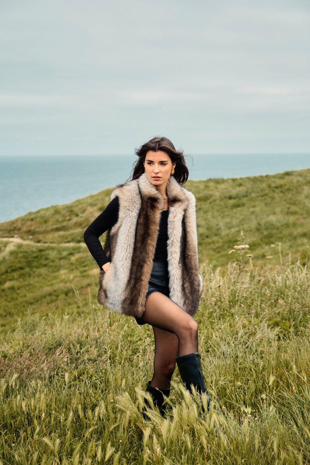 SABLE - Gilet sans manches Taupe - Escandelle (Vue de face - silhouette entière)