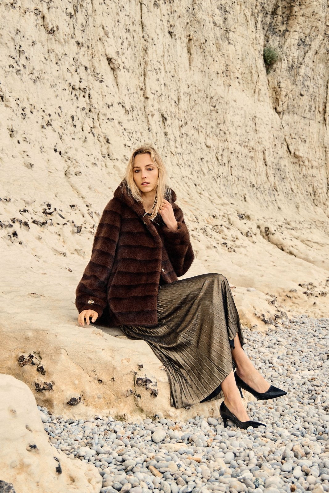 MIRABELLE - Manteau Choco - Escandelle (Vue de profil gauche - silhouette entière) 
#couleur_choco