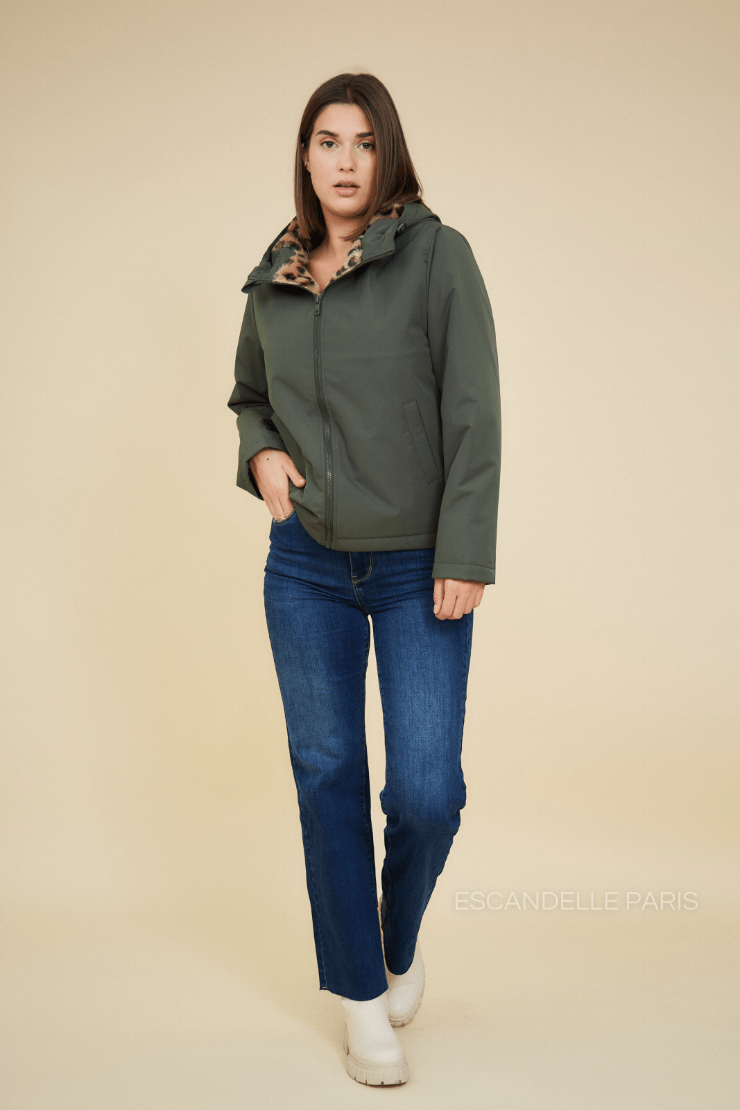 ANAÉ - Parka Kaki - Escandelle (Vue de face - silhouette entière - parka déperlant zip fermé motif léopard)
#couleur_kaki