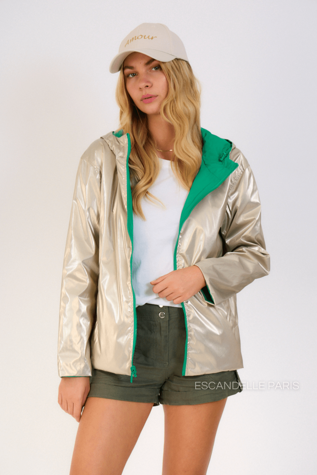 APRIL - Parka Courte Réversible Vert - Escandelle (Vue de face - portrait - parka imperméable réversible côté dorée)
#couleur_vert