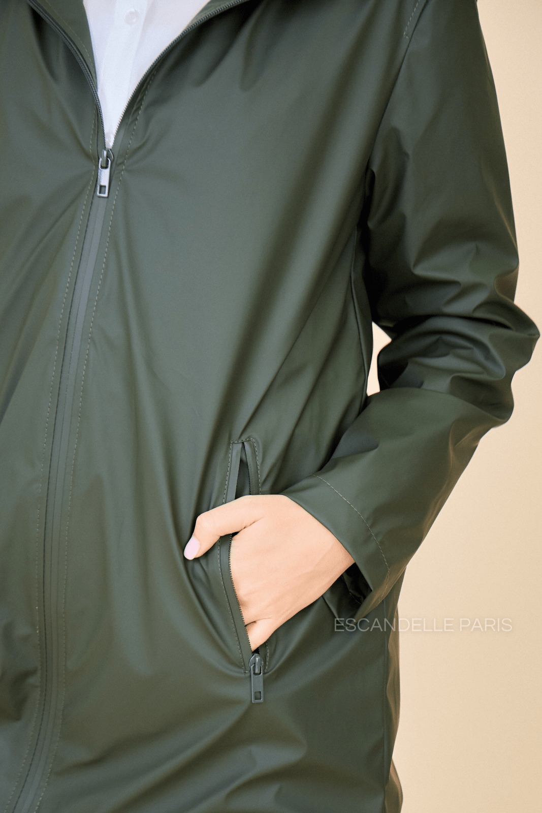 SILOÉ - Imperméable Kaki - Escandelle (Gros plan sur les détails et matières)
#couleur_kaki