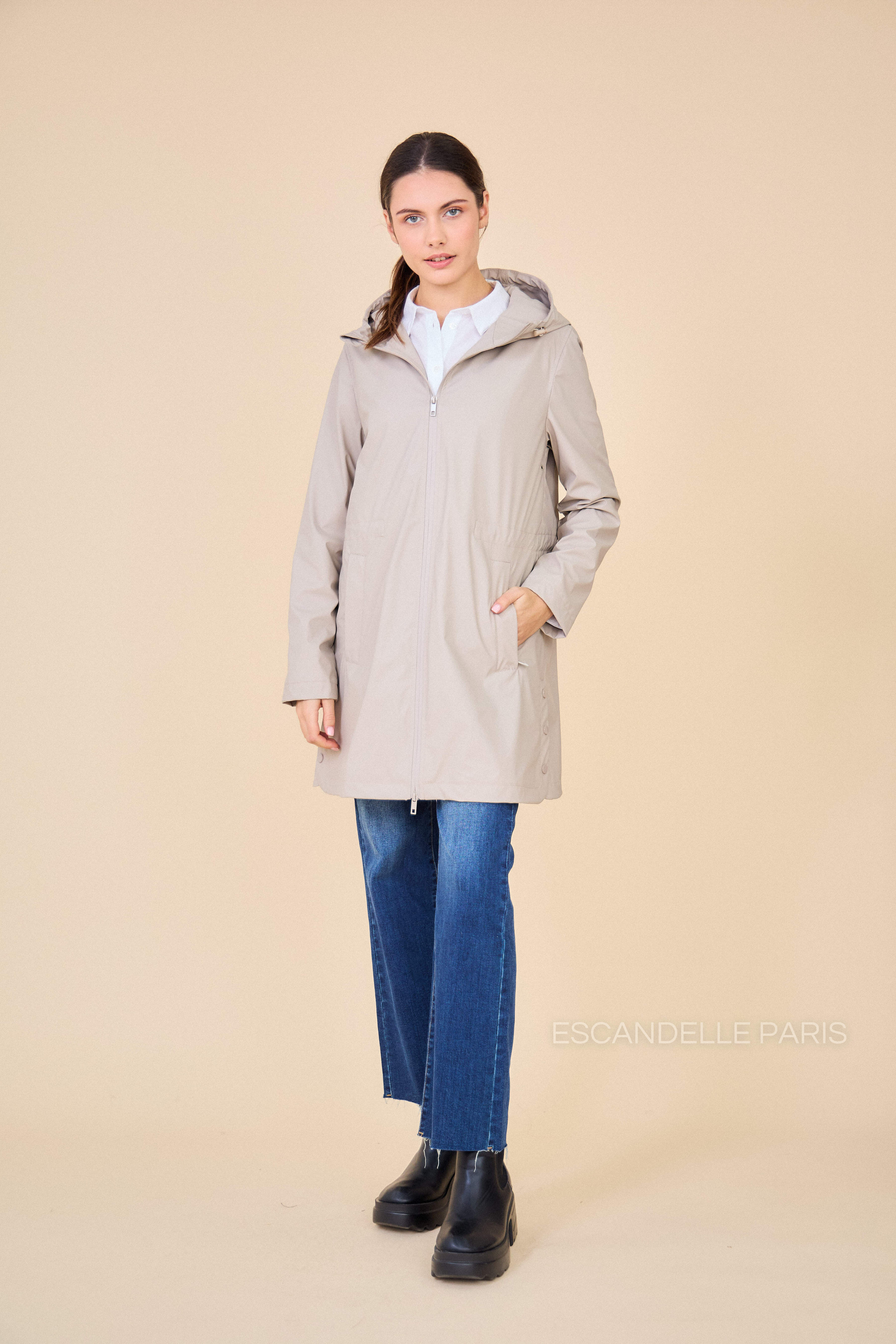 parka imperméable évasée avec élastique ajustable, devant. veste avec poches et capuche à cordon. Shop the look avec la chemise blanche unie 4509