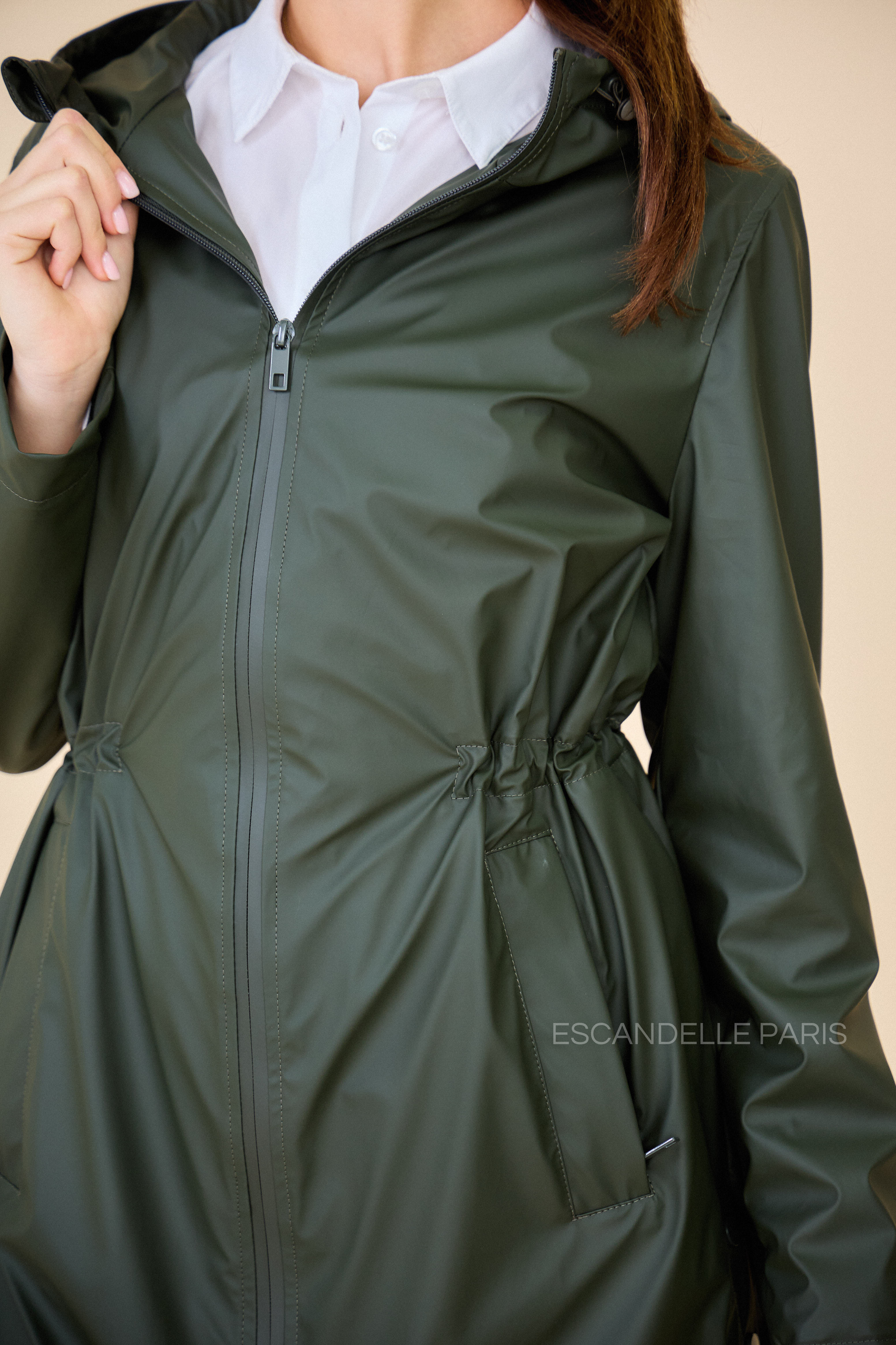 parka imperméable cintré à la taille par un élastique. Zoom