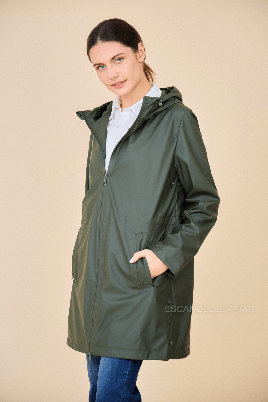 MARGOT - Imperméable Kaki - Escandelle (Vue de face - portrait) 
#couleur_kaki