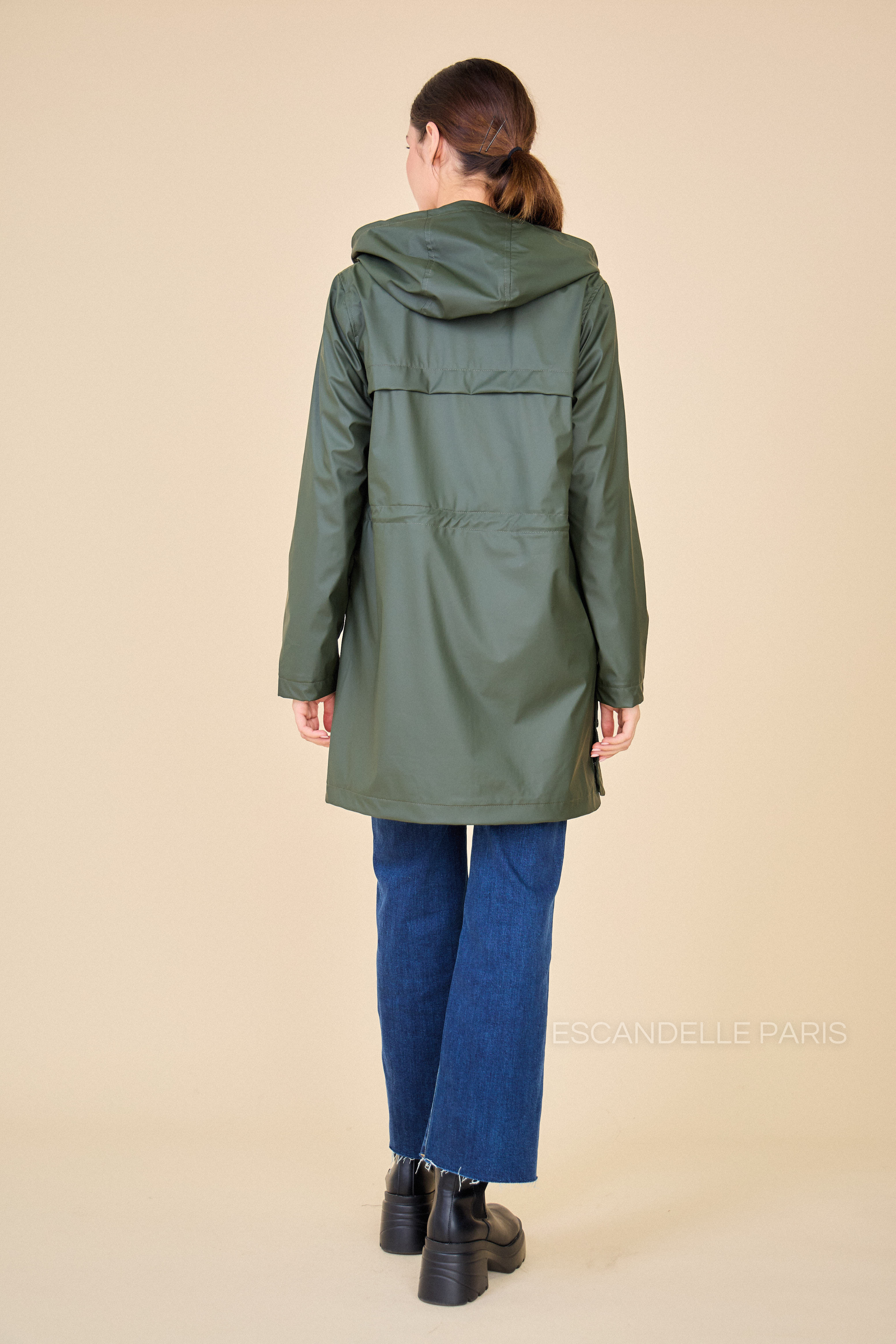 parka imperméable cintré à la taille par un élastique ajustable, dos avec empiècement, longueur mi-cuisse