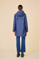 parka imperméable cintré à la taille par un élastique ajustable, dos. Longueur mi-cuisse, dos avec empiècement, capuche à cordons