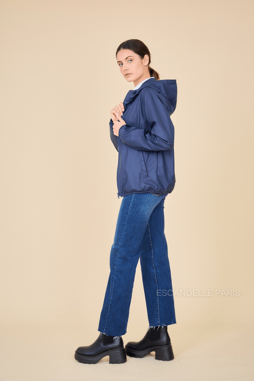 LÉONIE - Imperméable Marine - Escandelle (Vue de profil gauche) 
#couleur_navy