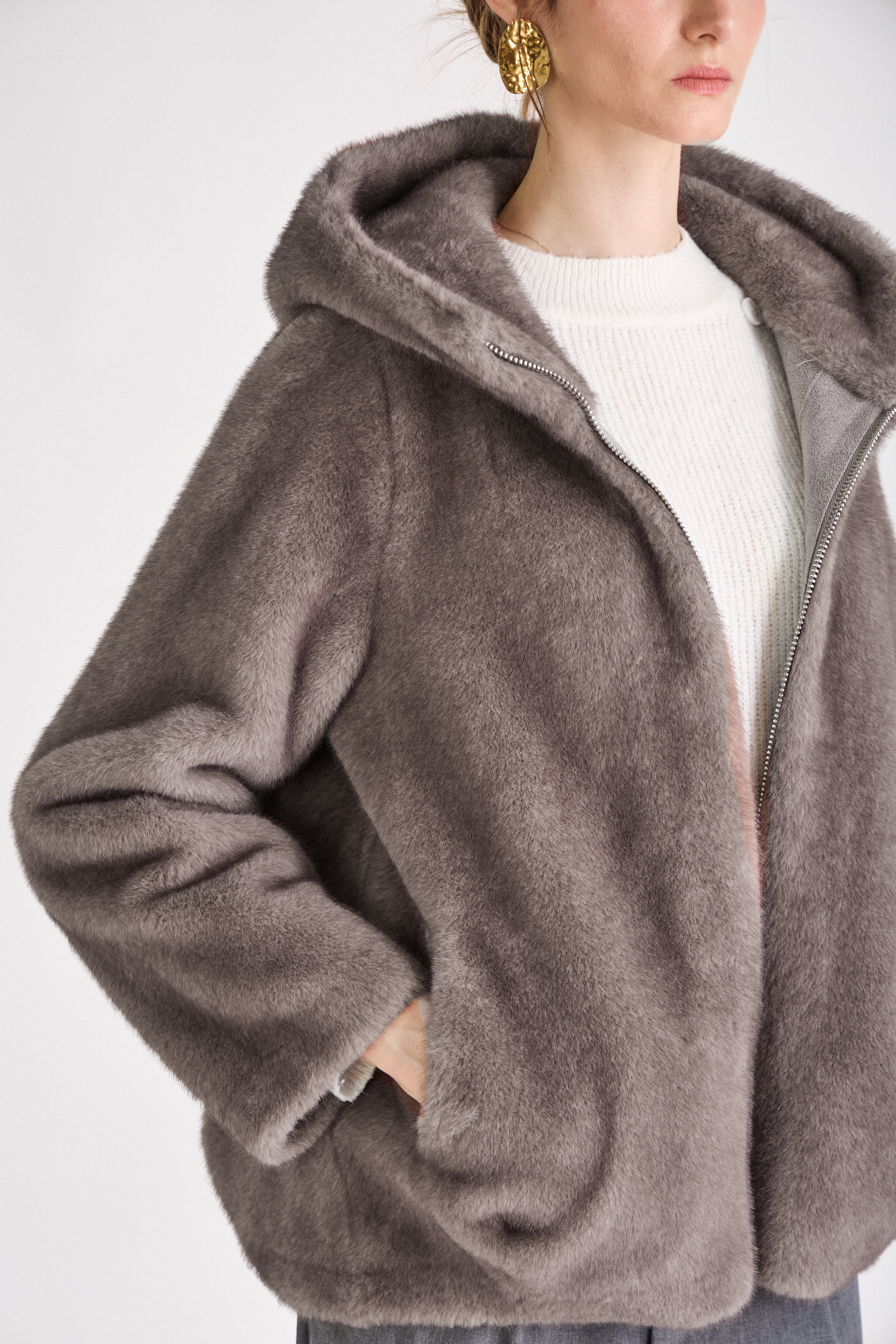 Manteau court fausse fourrure femme - Fourrure grise - Manteau à capuche - Gris - EscandelleParis
#couleur_gris