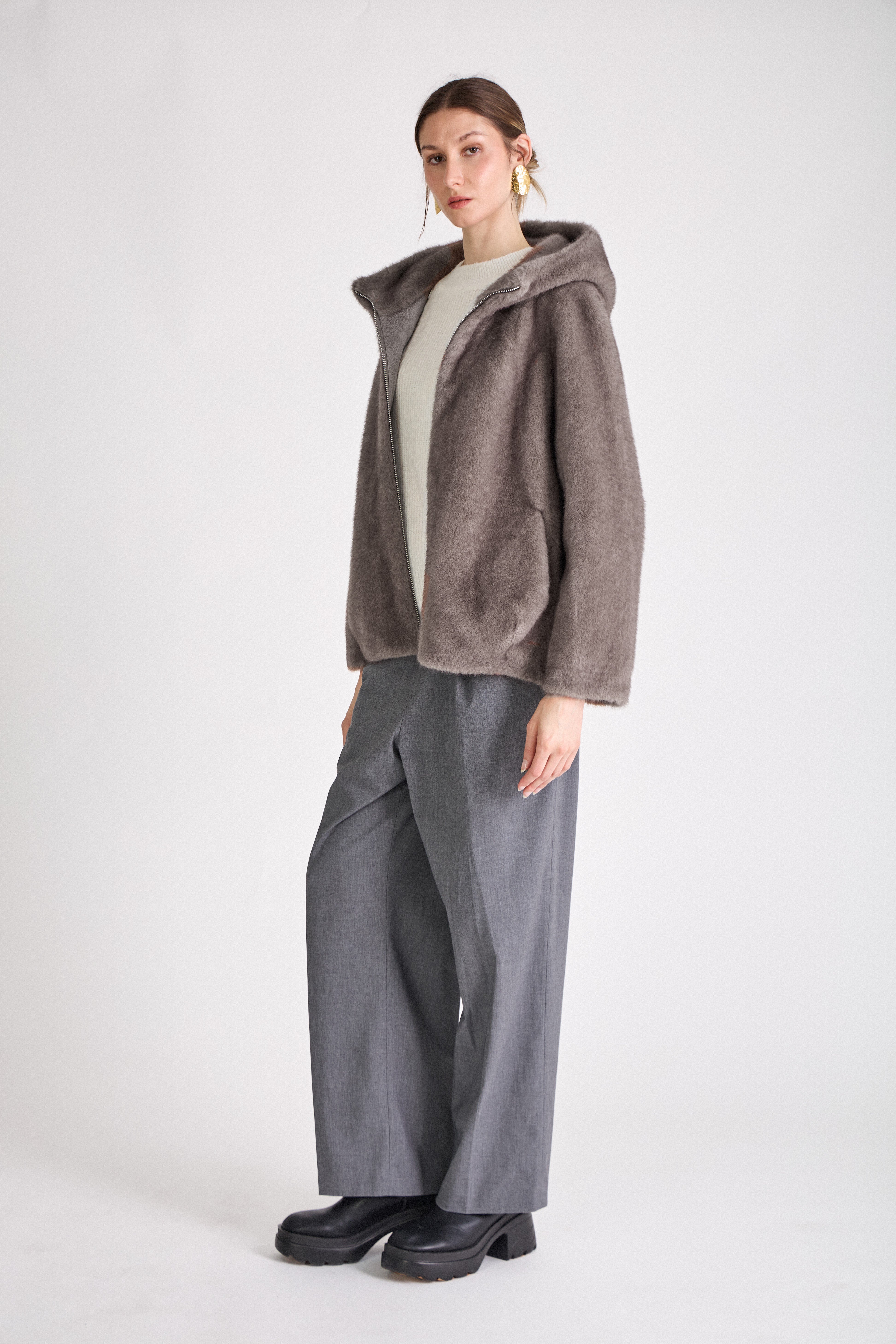 Manteau court fausse fourrure femme - Fourrure grise - Manteau à capuche - Gris - EscandelleParis
#couleur_gris