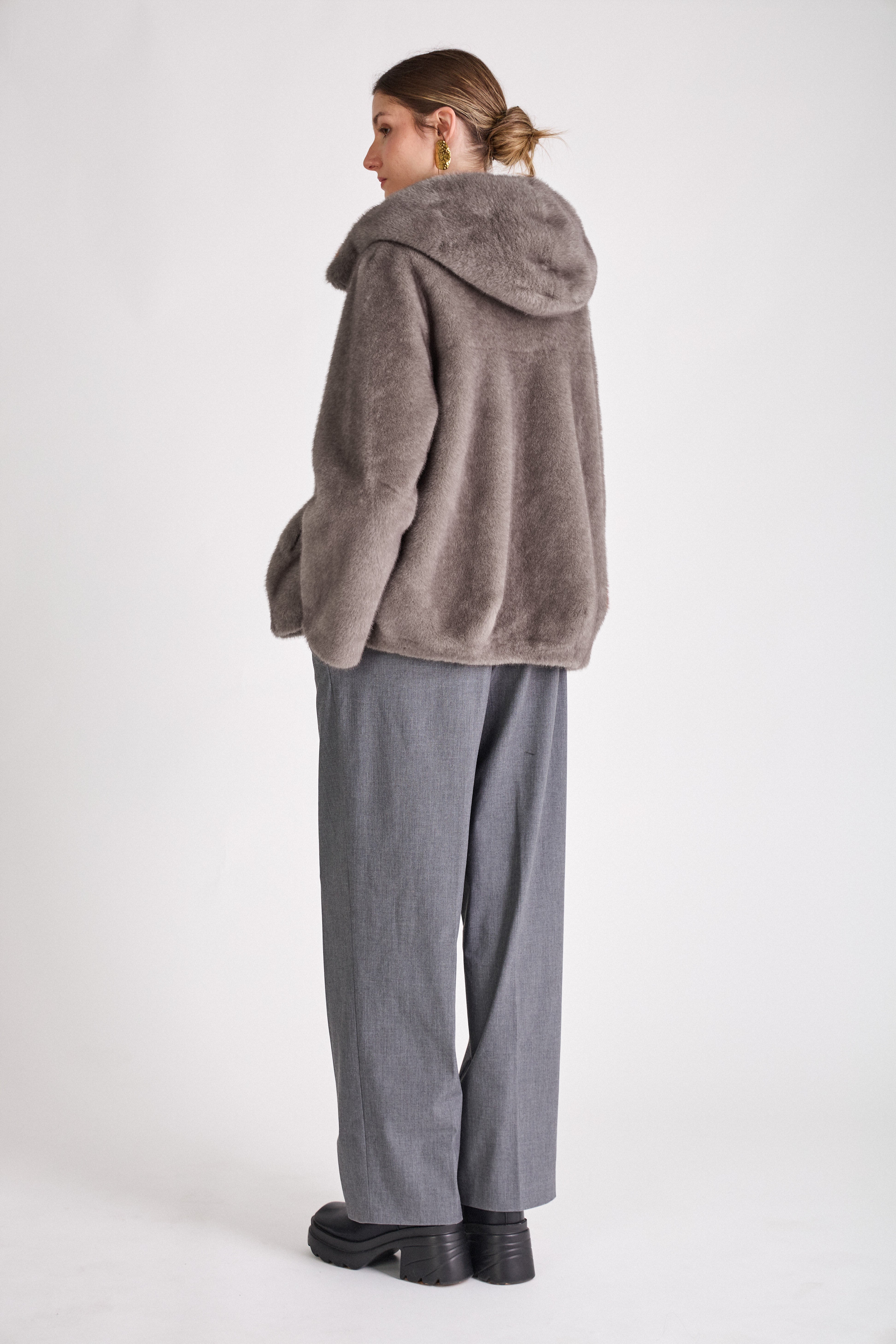 Manteau court fausse fourrure femme - Fourrure grise - Manteau à capuche - Dos - Gris - EscandelleParis
#couleur_gris