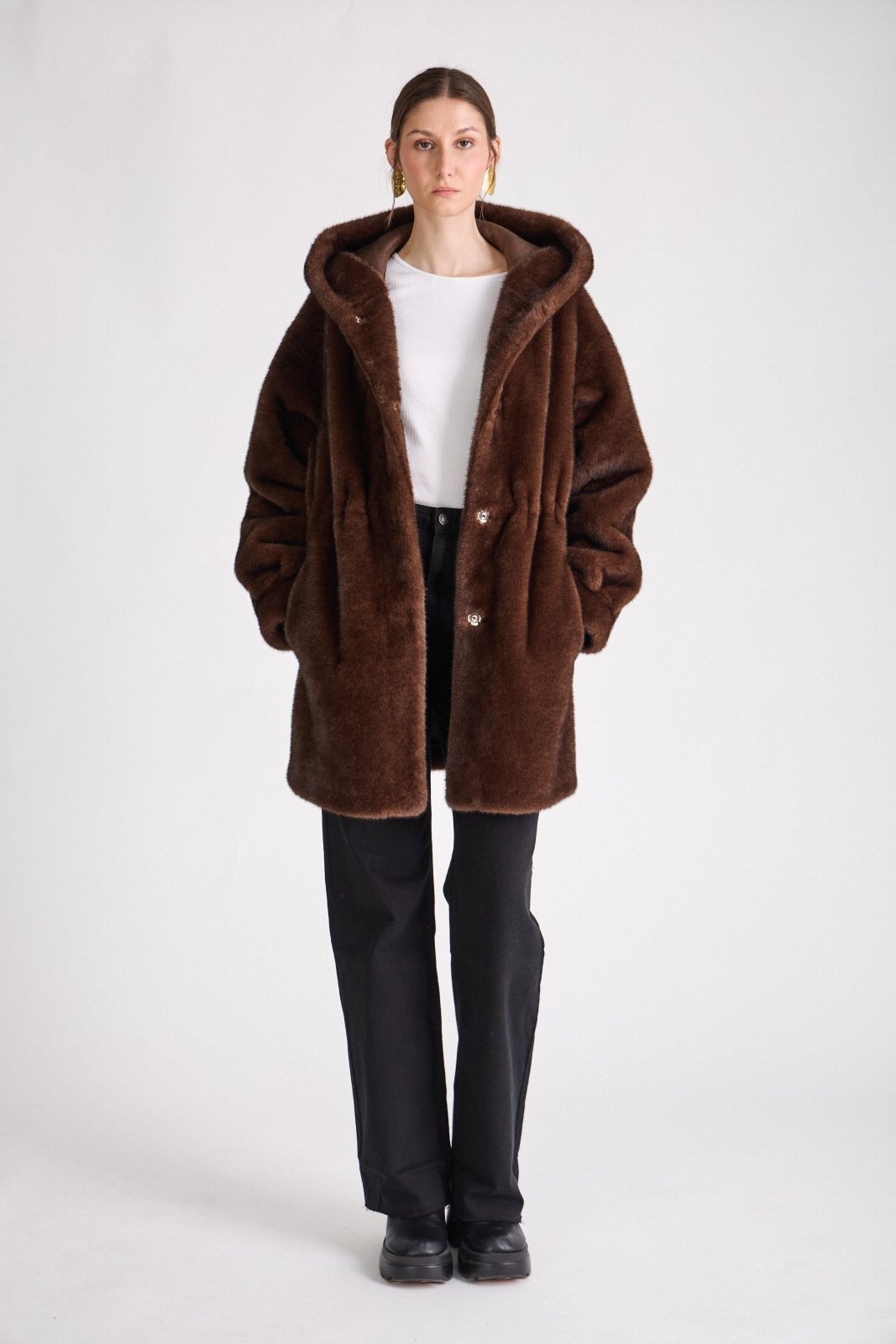 GRACE manteau mi-long fausse fourrure ample capuche choco femme - ESC STUDIO (silhouette entière)
#couleur_choco