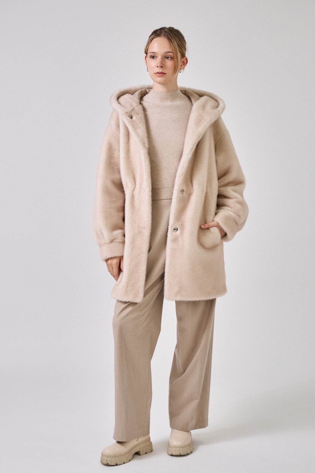 GRACE manteau mi-long fausse fourrure ample capuche écru femme - ESC STUDIO (silhouette entière)
#couleur_écru