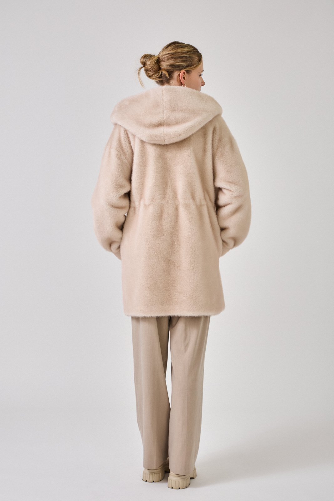 GRACE manteau mi-long fausse fourrure ample capuche écru femme - ESC STUDIO (vue de dos)
#couleur_écru