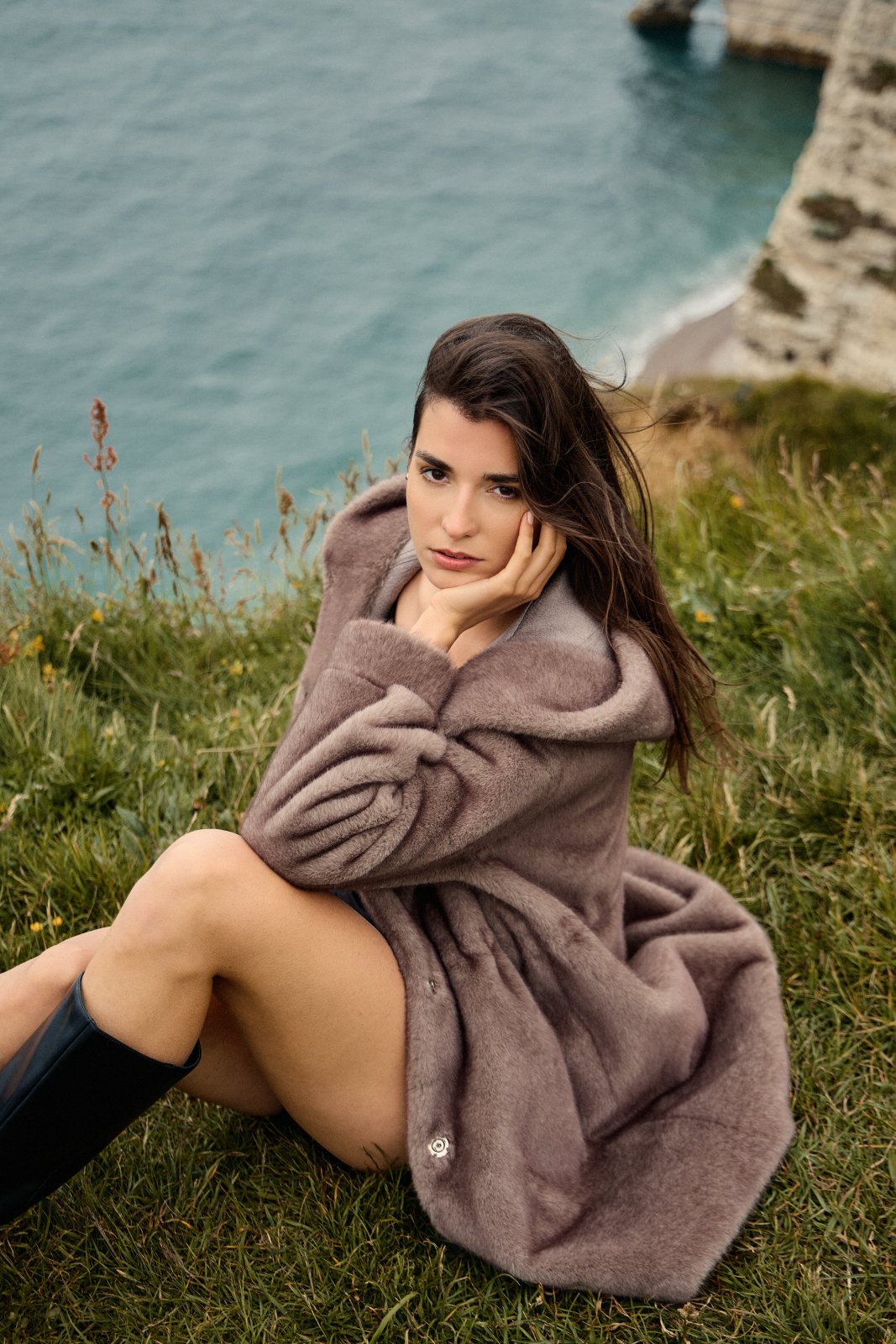 GRACE manteau mi-long fausse fourrure ample capuche gris femme - ESC STUDIO (portrait)
#couleur_gris