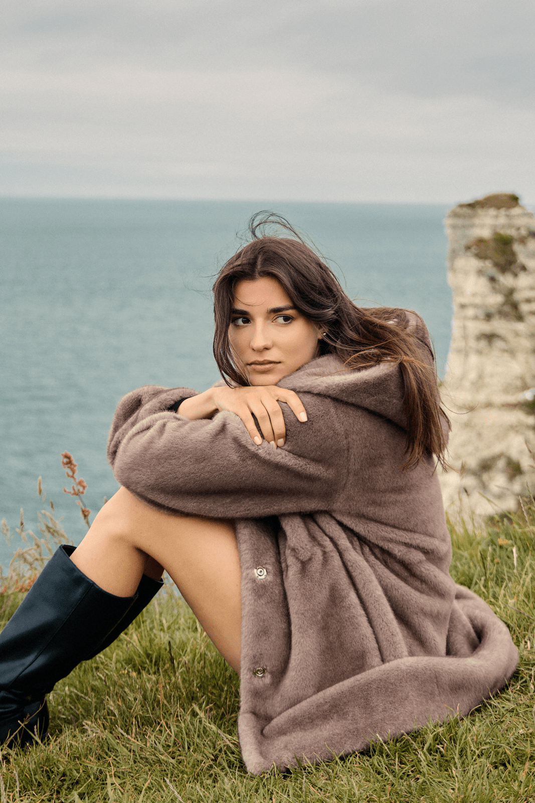 GRACE manteau mi-long fausse fourrure ample capuche gris femme - ESC STUDIO (profil gauche)
#couleur_gris