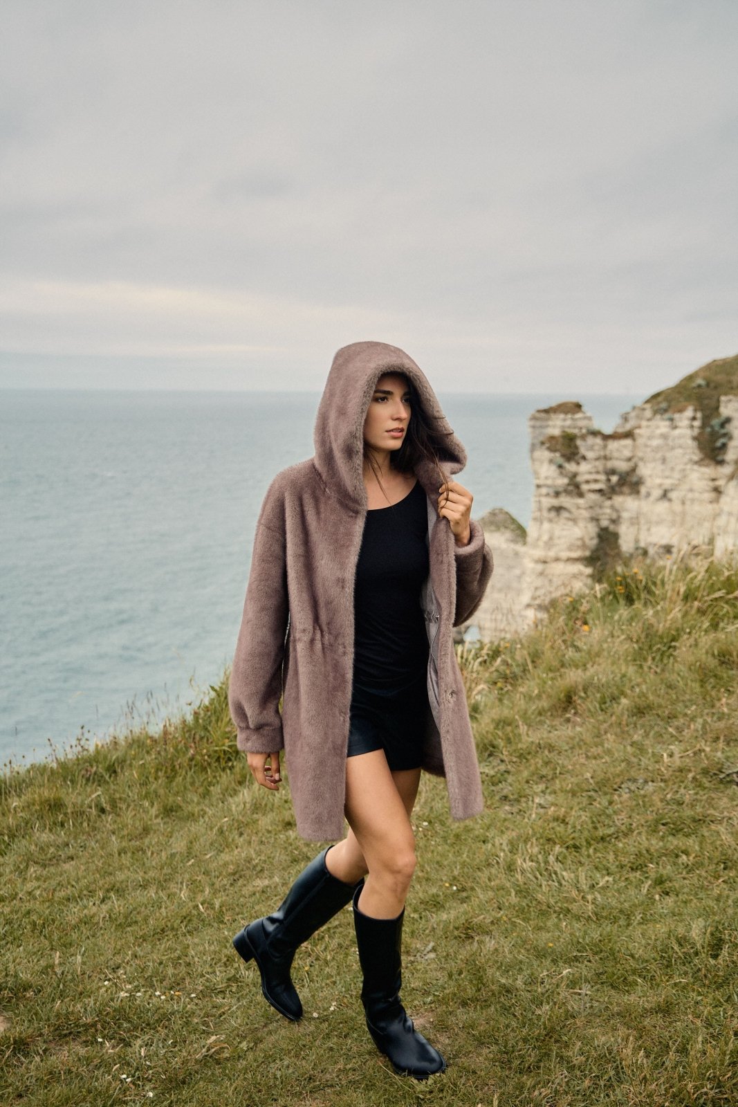 GRACE manteau mi-long fausse fourrure ample capuche gris femme - ESC STUDIO (profil droit)
#couleur_gris