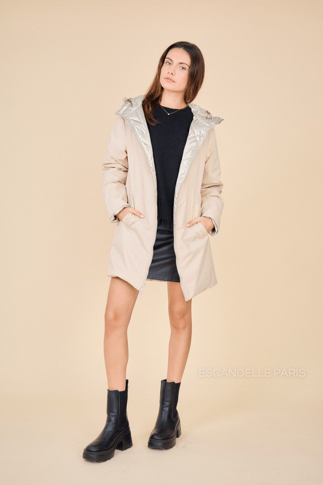 DANAÉ - Manteau Beige - Escandelle (Vue de face - silhouette entière - côté réversible imperméable beige) 
#couleur_beige