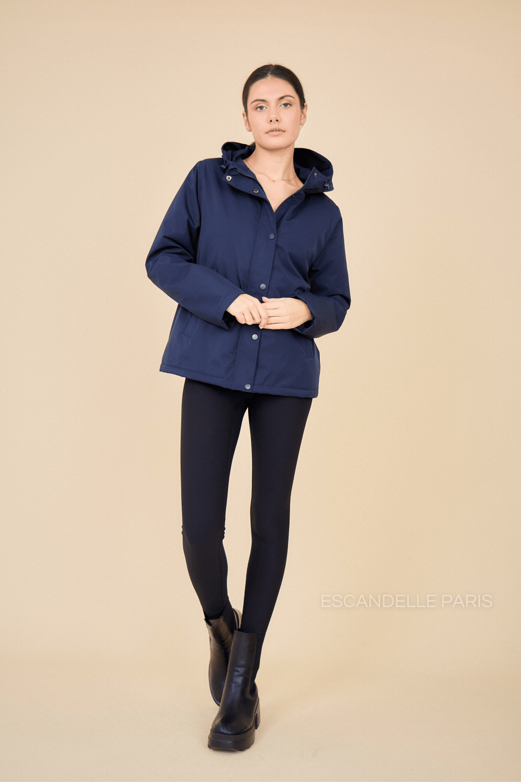ADÈLE - Parka Marine - Escandelle (Vue de face - silhouette entière) 
#couleur_navy