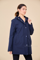 Gabardine INES marine doublée mi-longue imperméable, intérieur matelassé, patte de bouton pression et fermeture à glissière devant