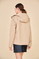 Gabardine courte ANNA imperméable beige de dos