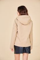 Gabardine courte ANNA imperméable réversible beige de dos