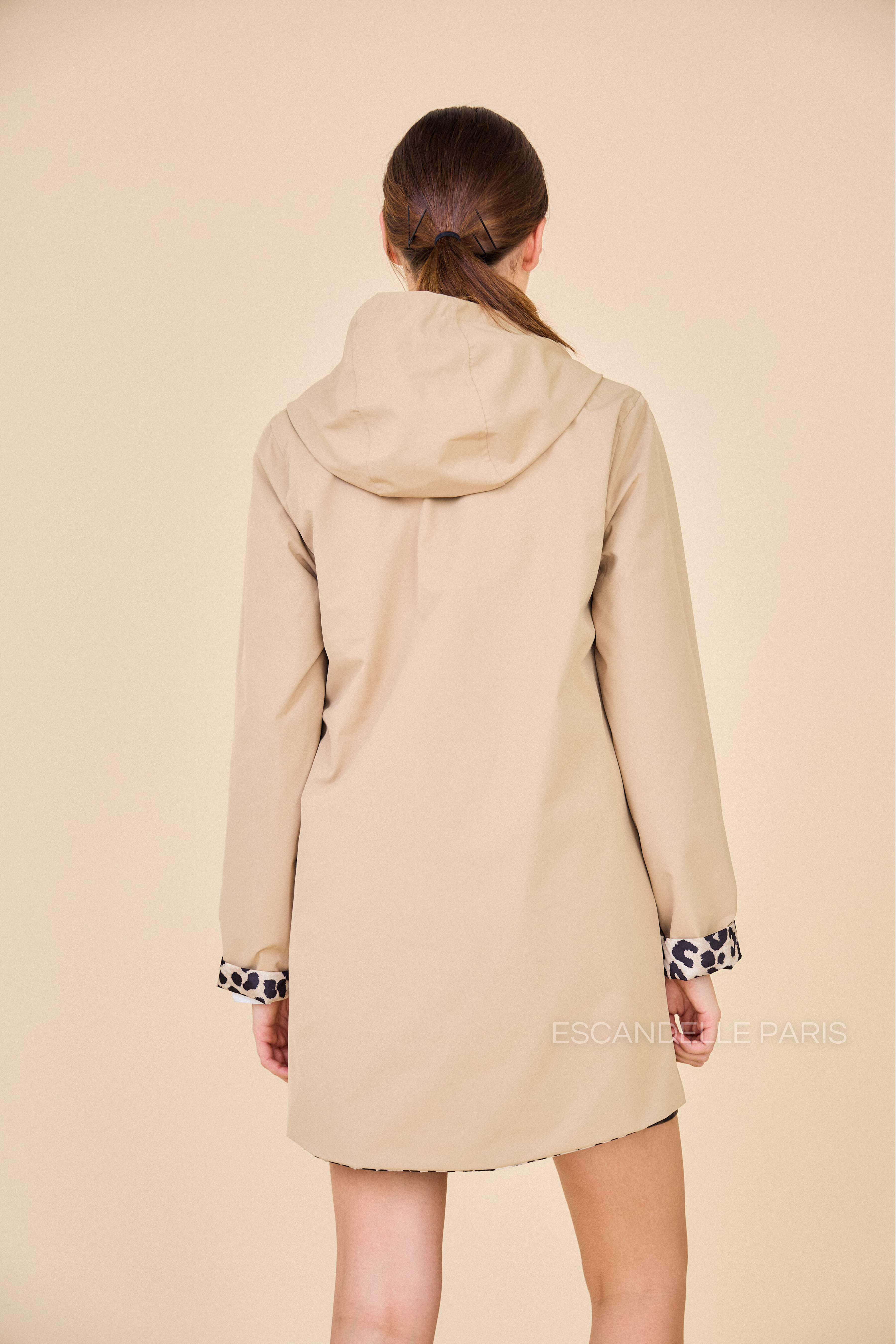 Gabardine LOUISE mi-longue beige dos, longueur mi-cuisse, coupe légèrement évasée