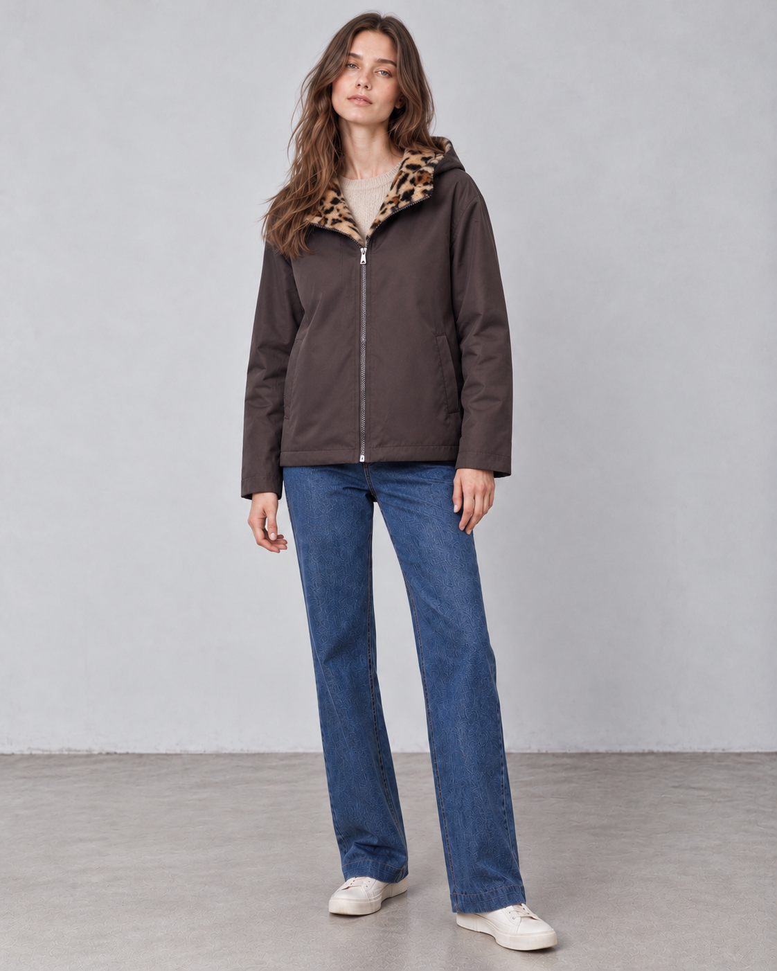 ELISA parka courte réversible coton déperlant fausse fourrure léopard capuche choco femme - Escandelle Paris (silhouette entière côté coton)
#couleur_choco