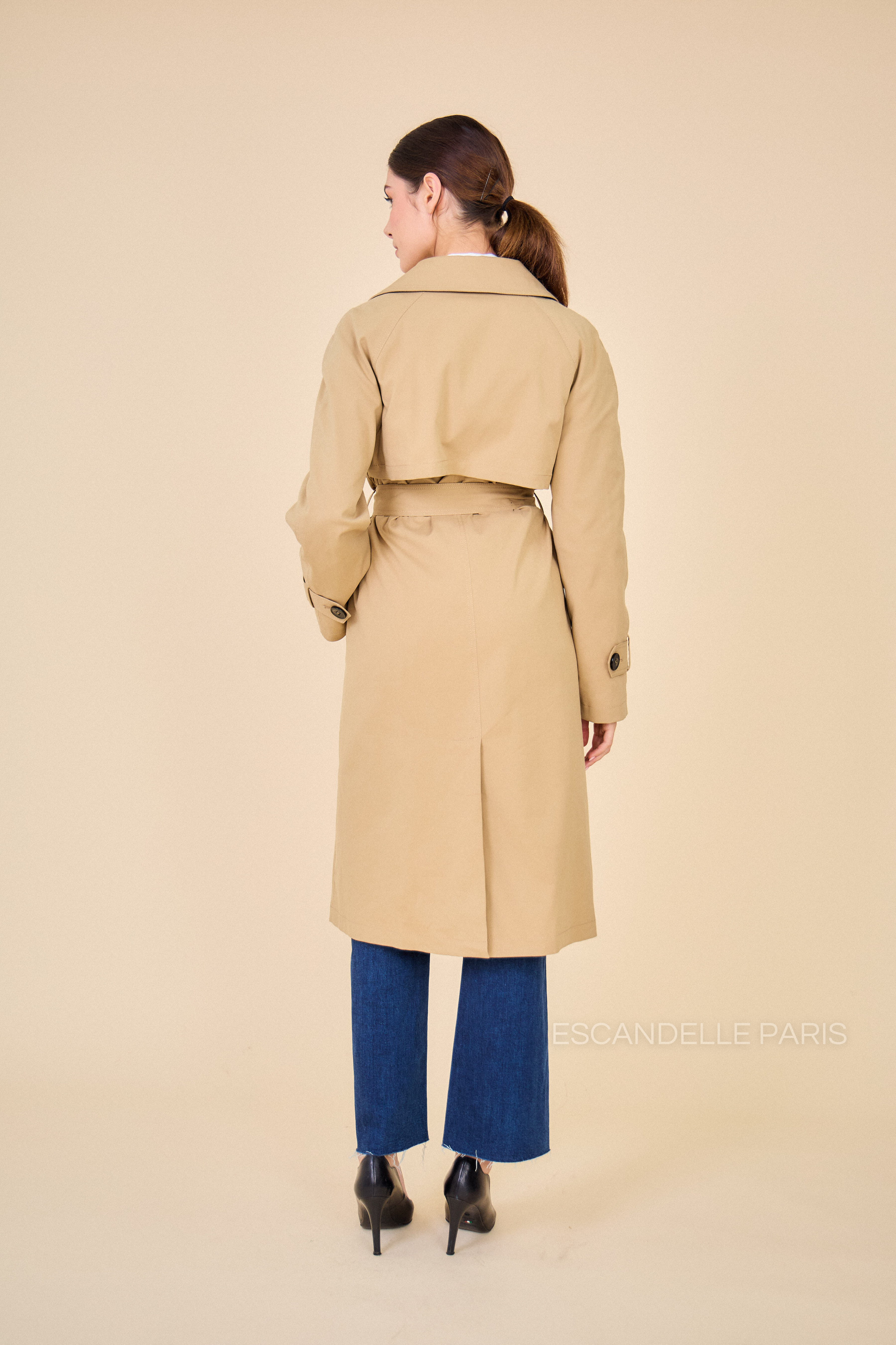 Trench long DAPHNÉ déperlant avec ceinture beige de dos 