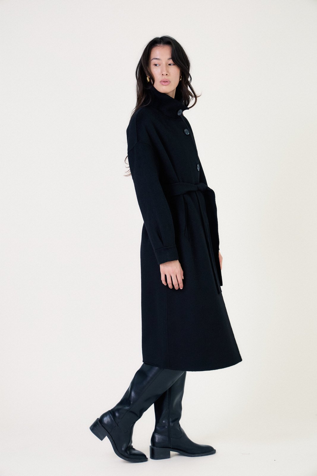 DAHLIA - Manteau Noir - Escandelle (Vue de profil droit)
#couleur_noir