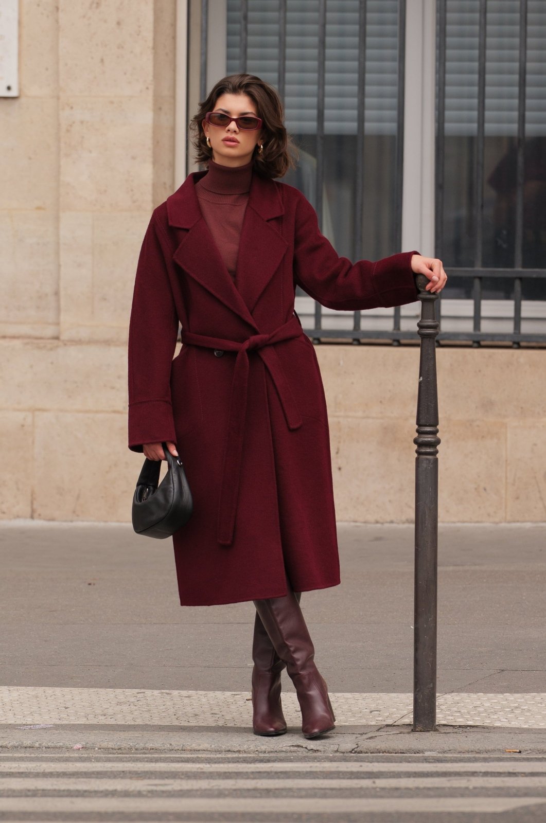 NOELLE - Manteau Bordeaux - Escandelle (Vue de face - silhouette entière) 
#couleur_bordeaux
